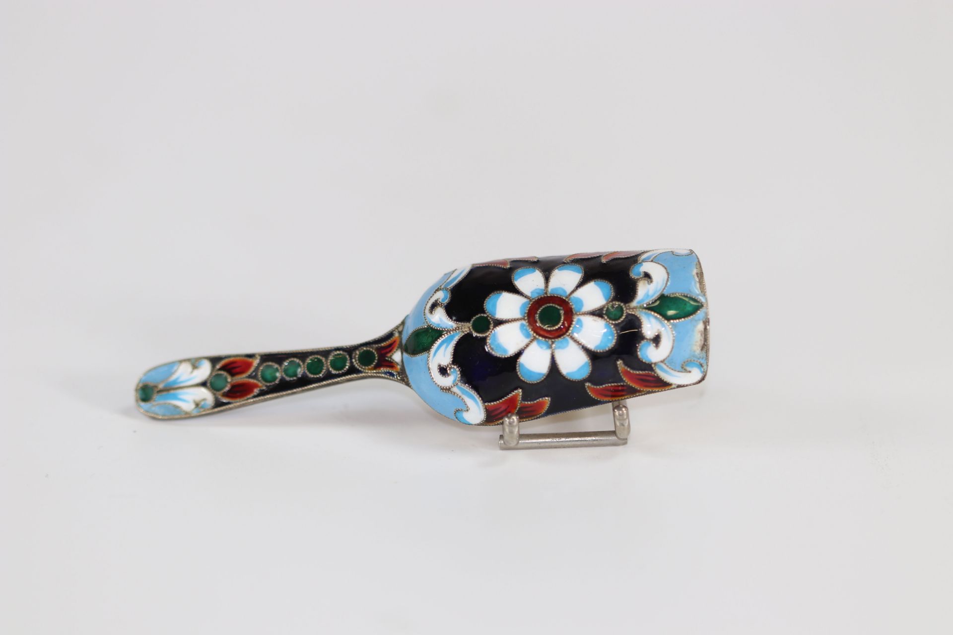 Lot of two enamelled silver tea scoops, Russia late 19th and mid-20th century. - Image 4 of 5