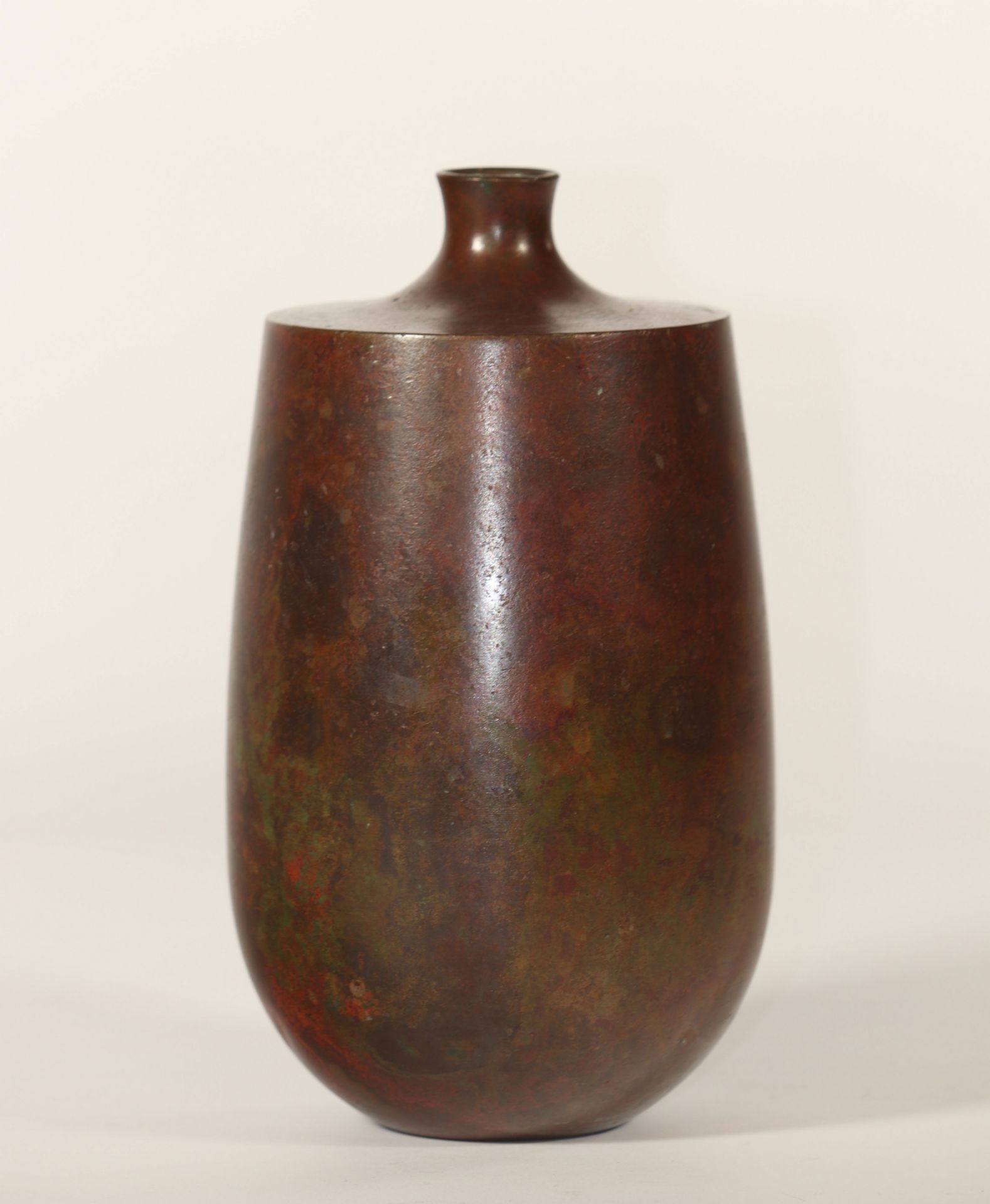 Bronze vase - Shõwa - by Hasegawa Yoshishisa - Image 2 of 3