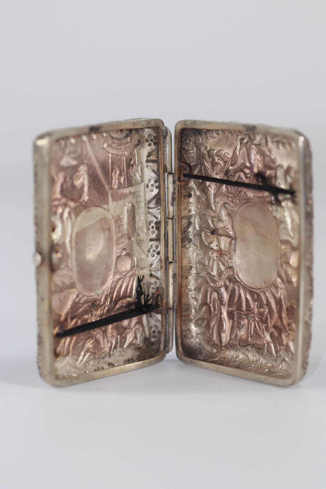 China silver box decorated with characters circa 1900 - Image 4 of 4