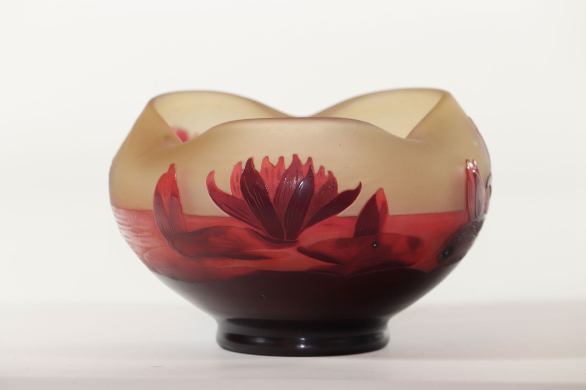 D'Argentale acid-free vase decorated with water lilies