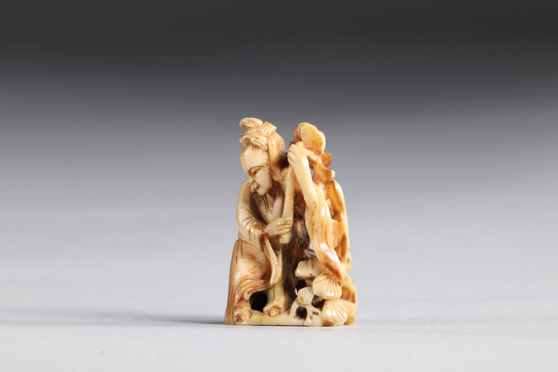 Netsuke carved - a woman. Japan Meiji 19th century - Image 3 of 4