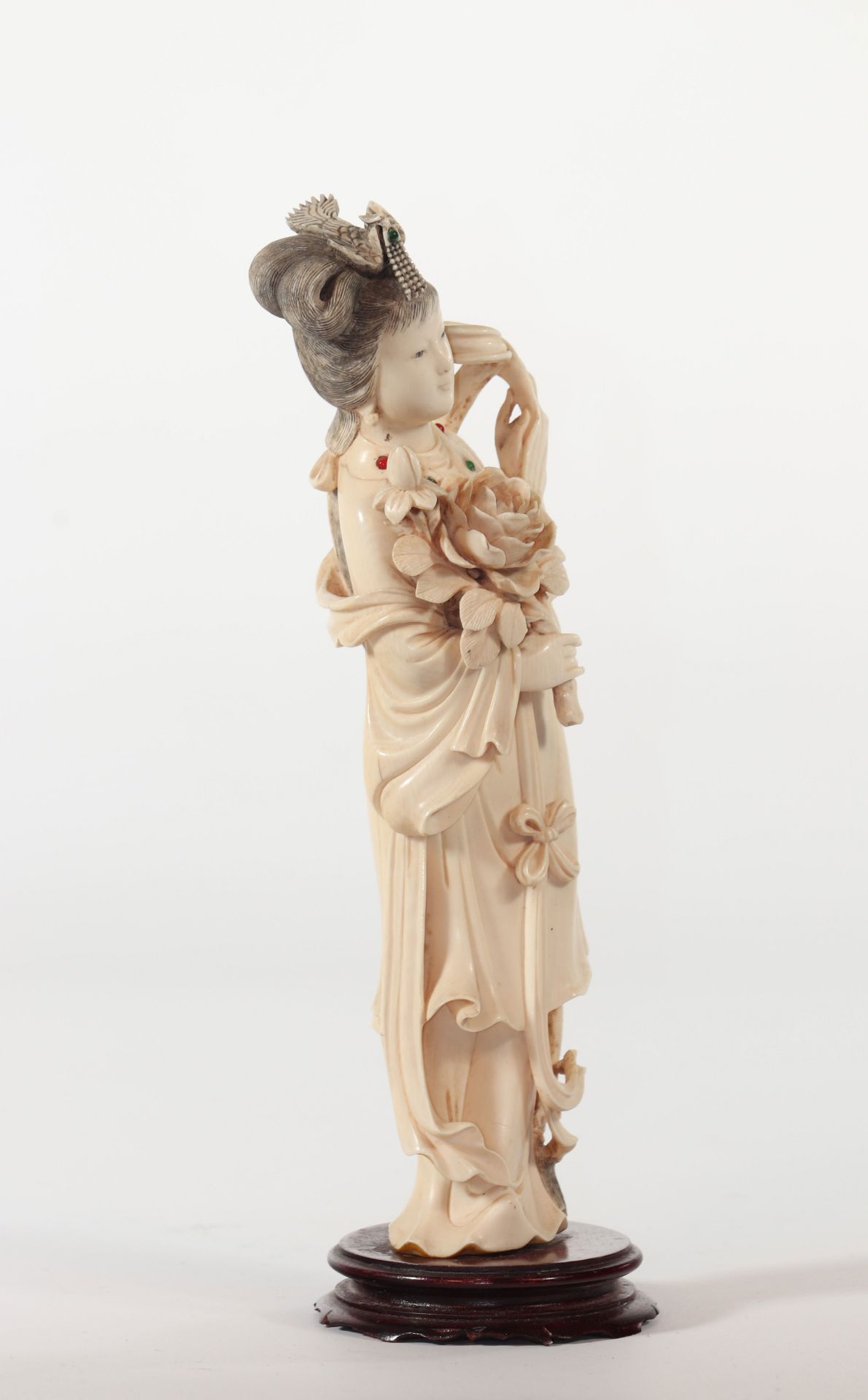 China sculpture of a young woman with an inlay flower - Image 3 of 4