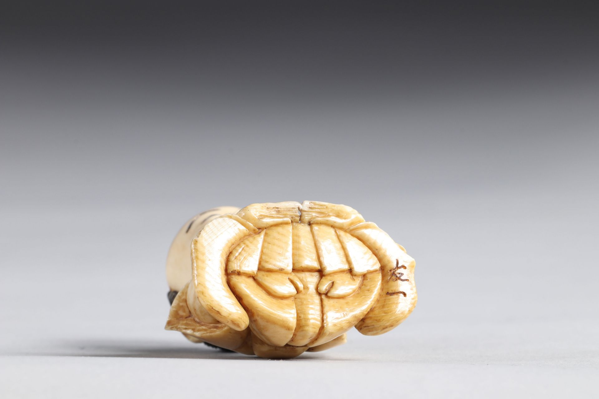 Netsuke carved - a seated figure. Japan Meiji 19th century - Image 4 of 4