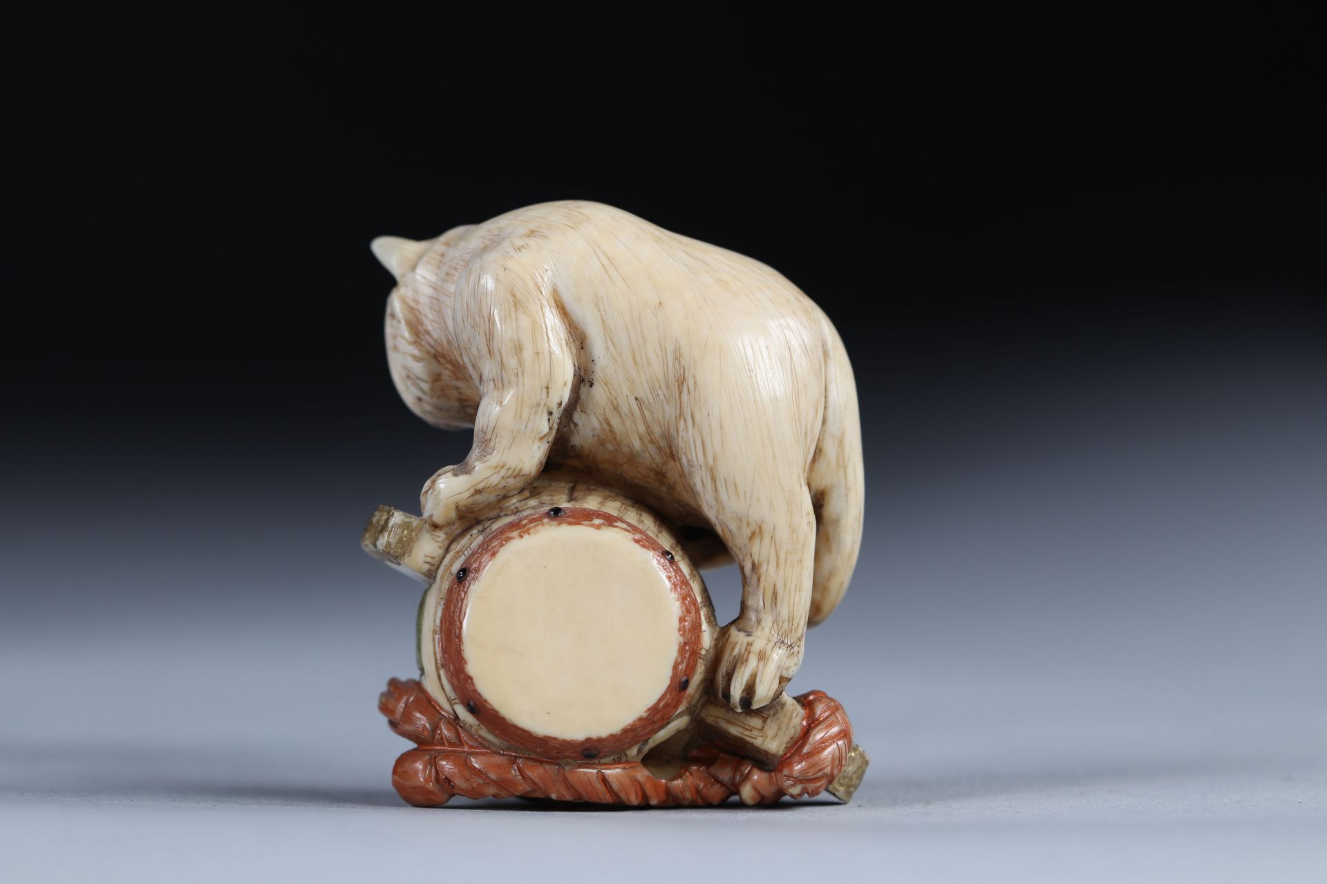 Netsuke carved - a cat on a drum. Japan early 20th century - Image 3 of 4