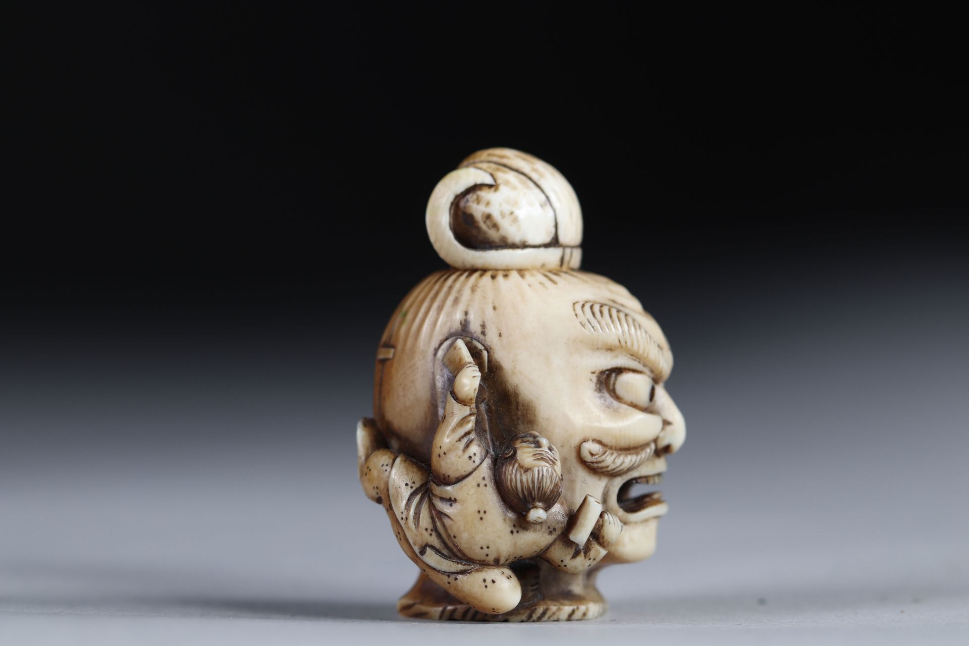 Netsuke / Okimono carved - a scaled samurai head. Japan Meiji period late 19th - Bild 2 aus 4