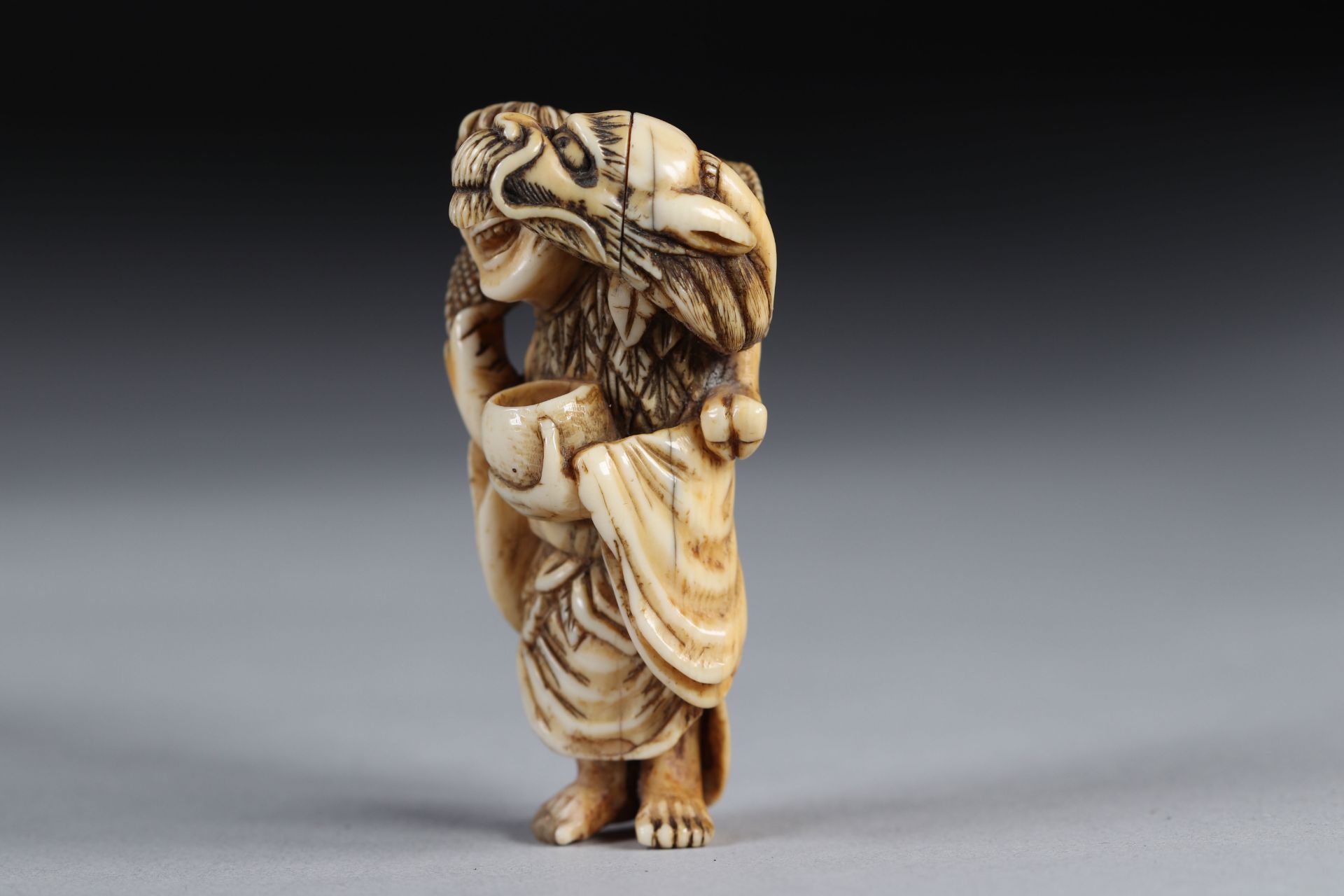 Netsuke / Okimono carved - Gama-Sennin carrying a dragon. Japan Meiji 19th century - Image 2 of 5