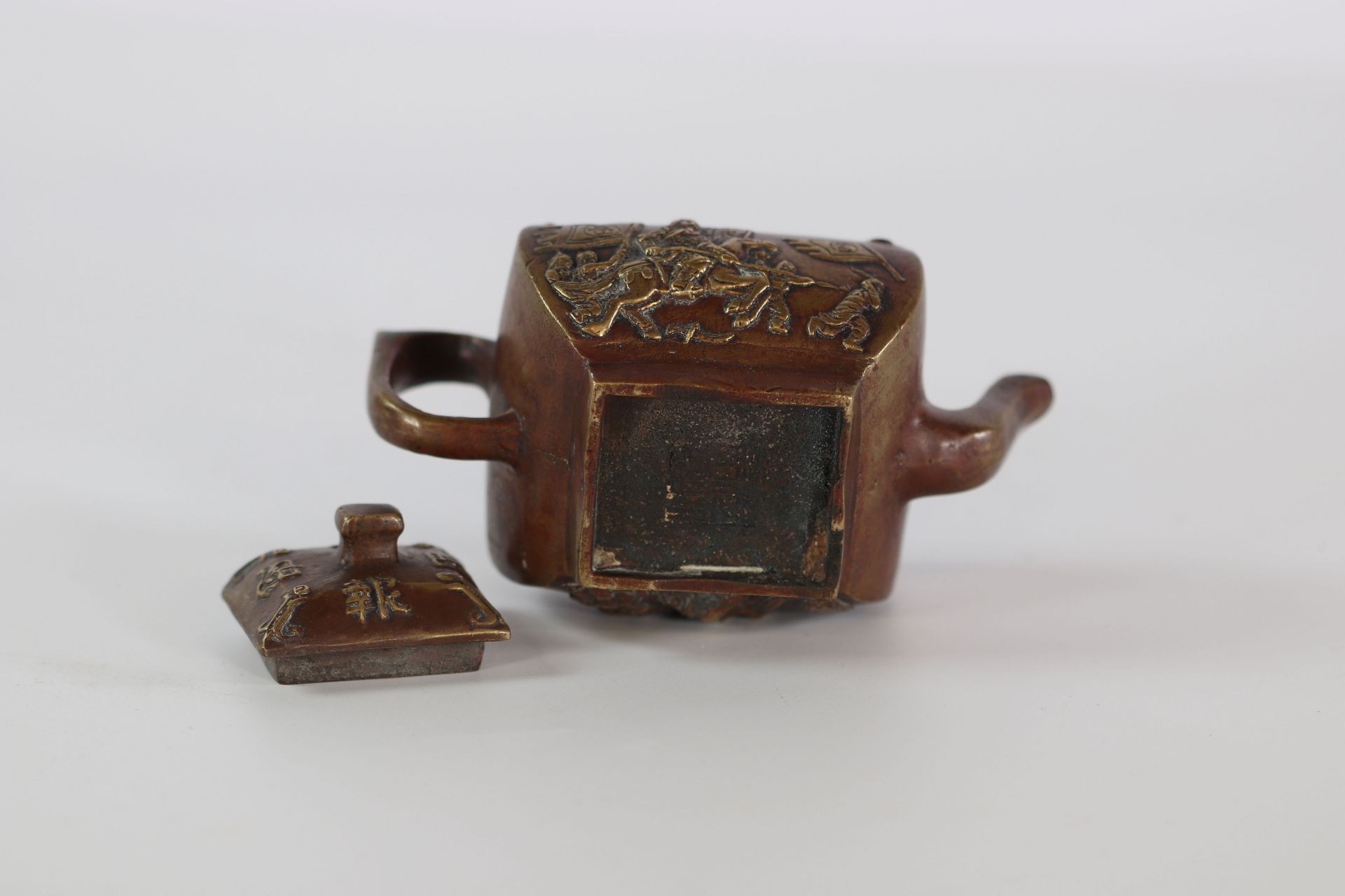 China bronze teapot decorated with characters - Image 3 of 3