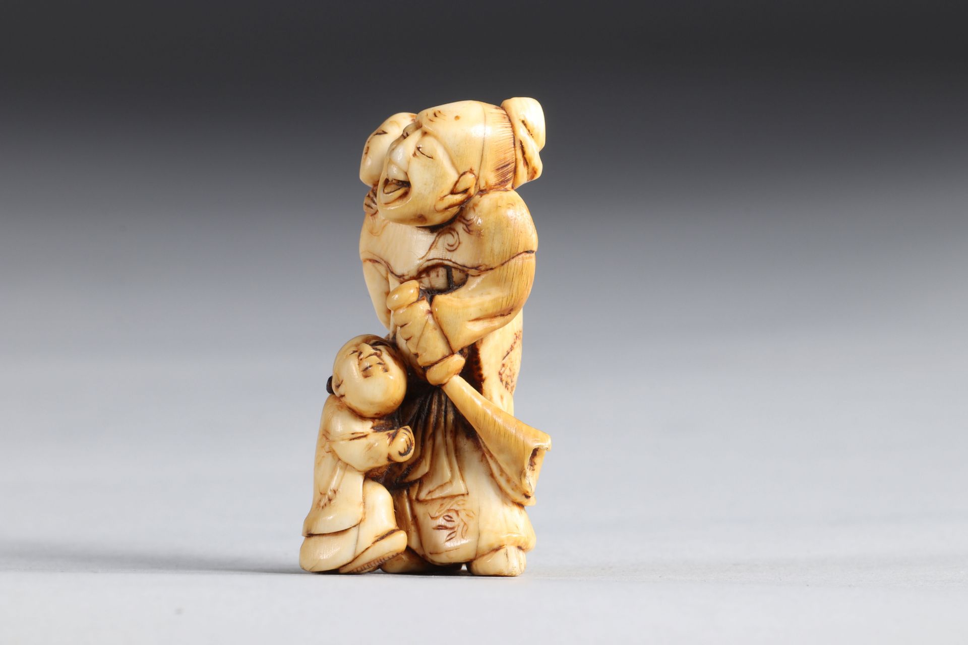 Netsuke carved - a character and children. Japan Edo period - Image 2 of 5