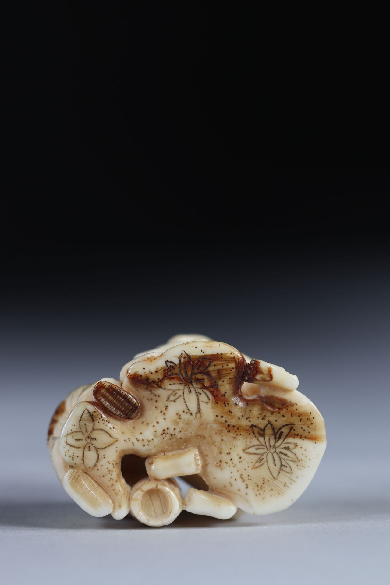 Netsuke carved - a wrestling scene. Japan Meiji period around 1900 - Image 4 of 4