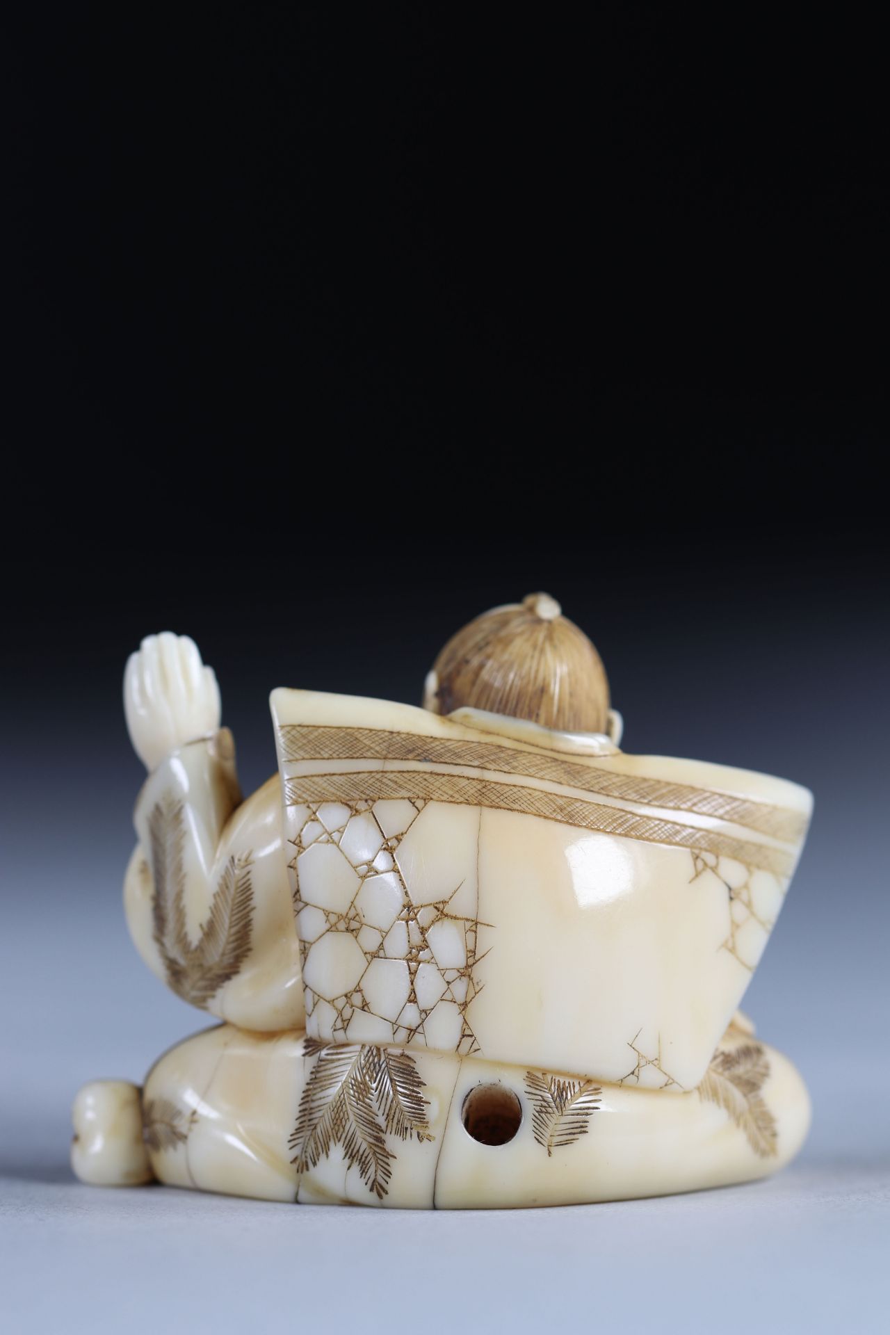 Netsuke carved - a character - a fan. Japan Meiji period around 1900 - Image 2 of 3