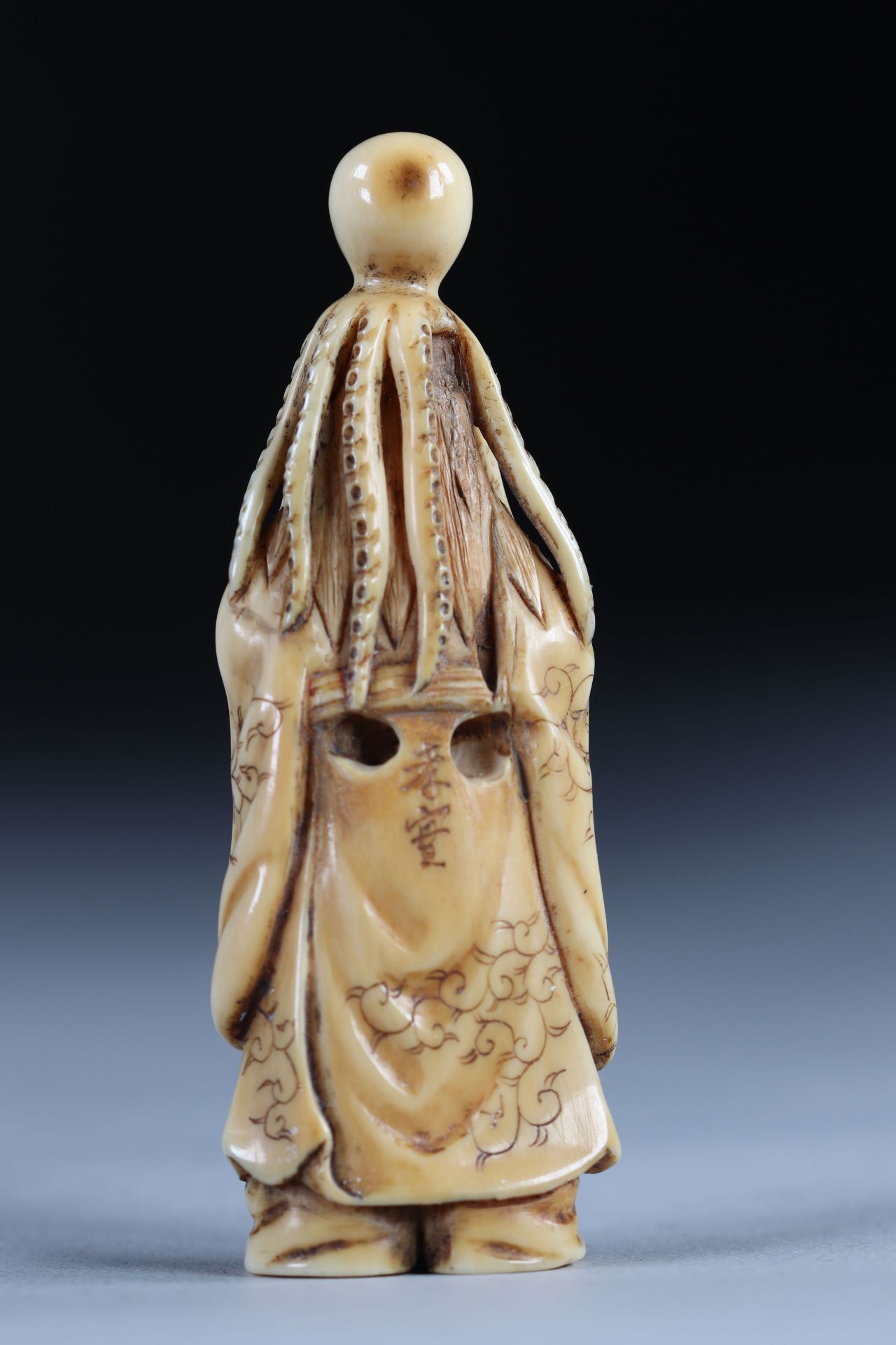 Netsuke carved - a woman wearing an octopus. Japan Meiji period around 1900 - Bild 2 aus 3