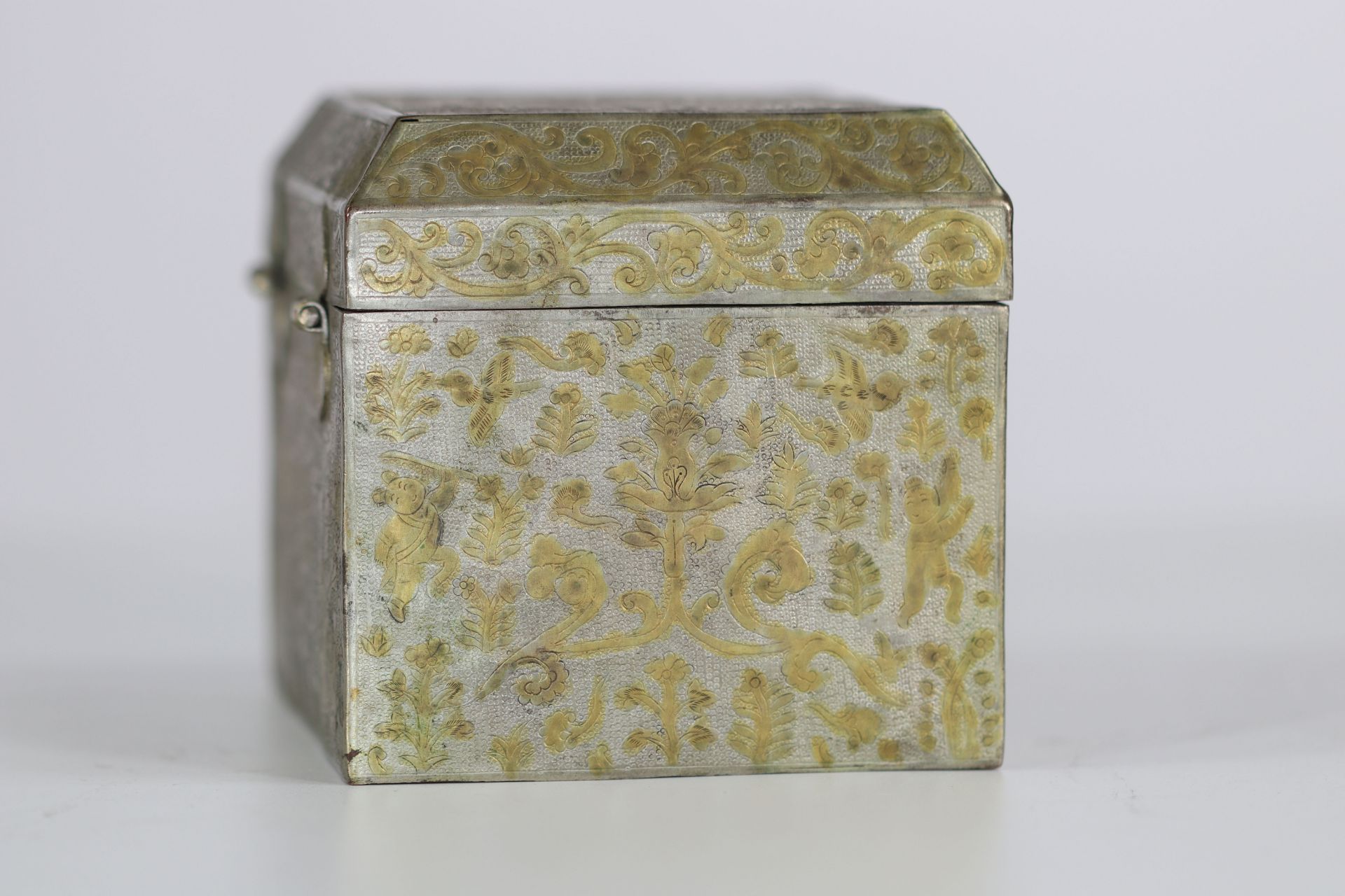 Engraved and gilded metal box, India XIXth - Image 2 of 4