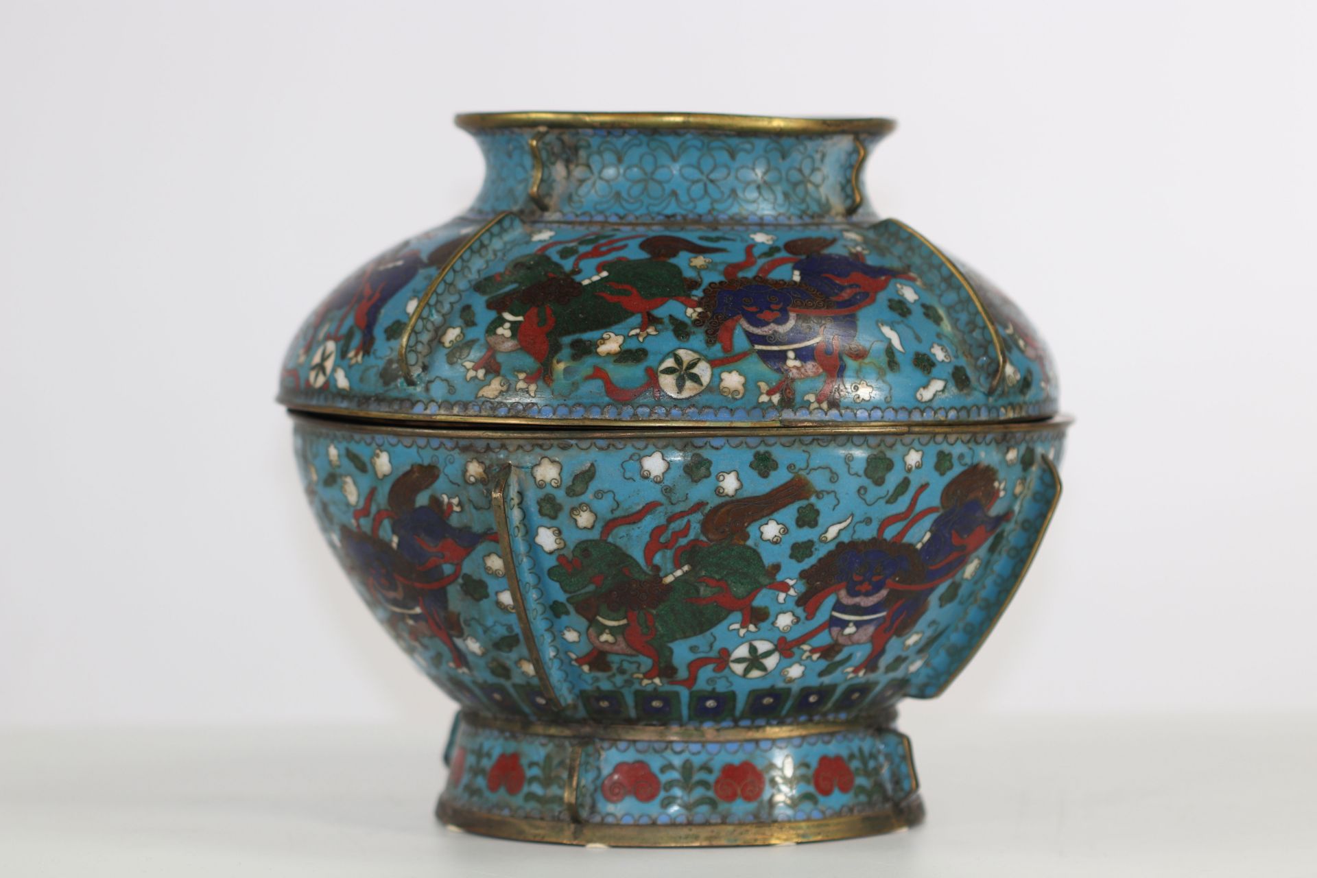 China covered cloisonne bronze pot with lion decoration