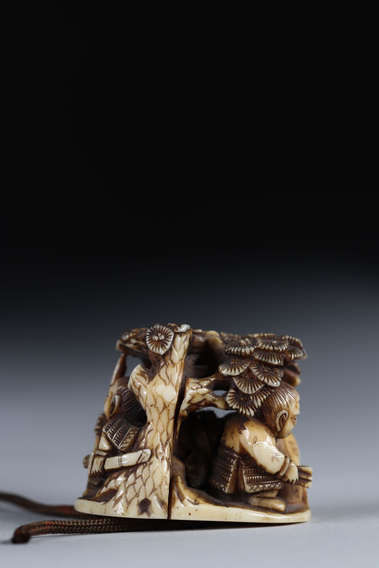 Netsuke carved - figures under a tree. Japan Meiji 19th century - Image 3 of 5