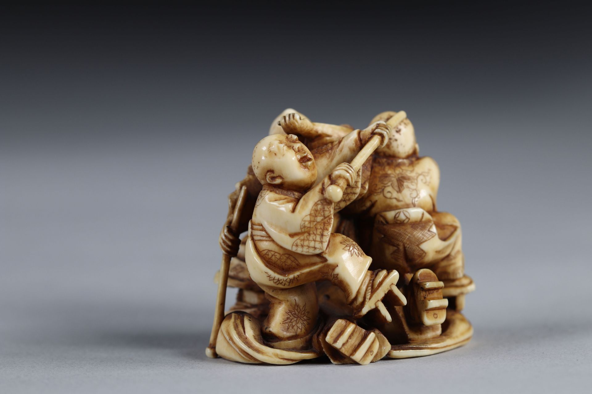 Intricately carved Netsuke - a wrestling scene. Japan Meiji period end - 19th century - Bild 4 aus 6