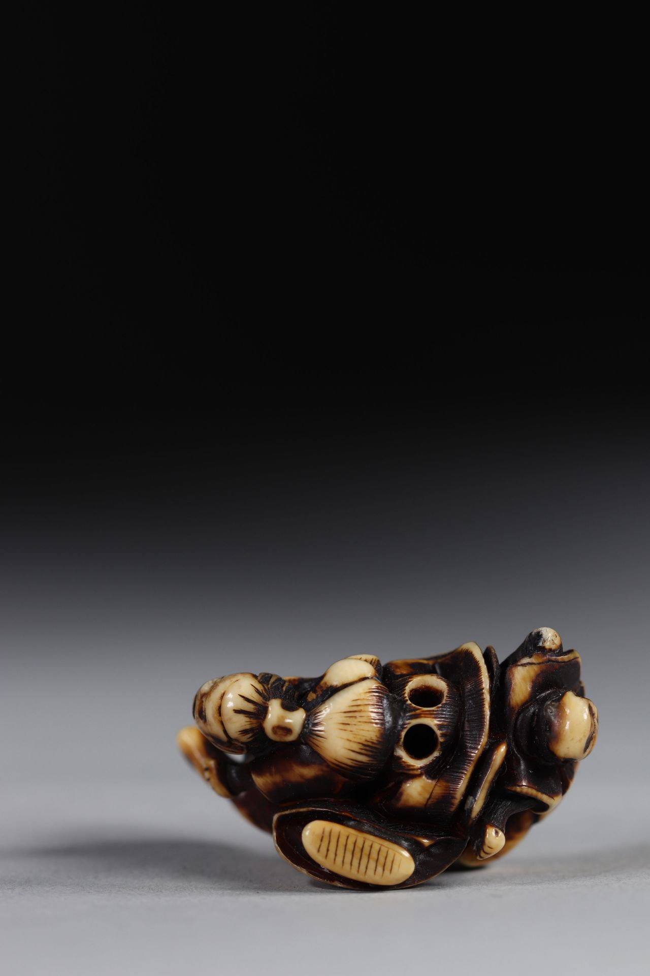 Netsuke carved - a fight scene. Japan Meiji 19th century - Bild 3 aus 3