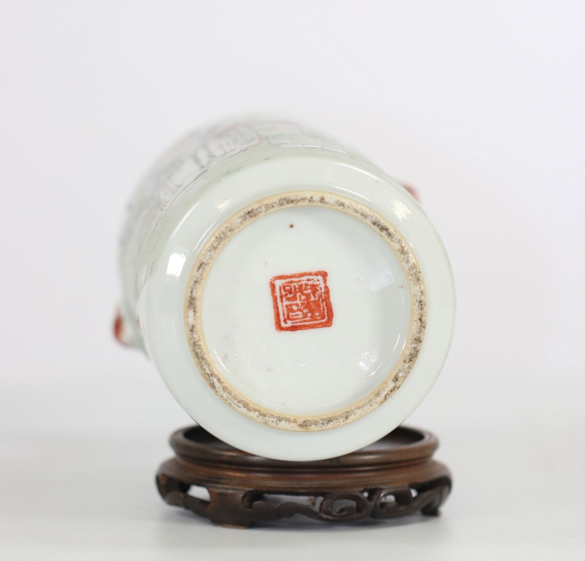 Chinese porcelain vase decorated with characters from the republic period - Image 5 of 5