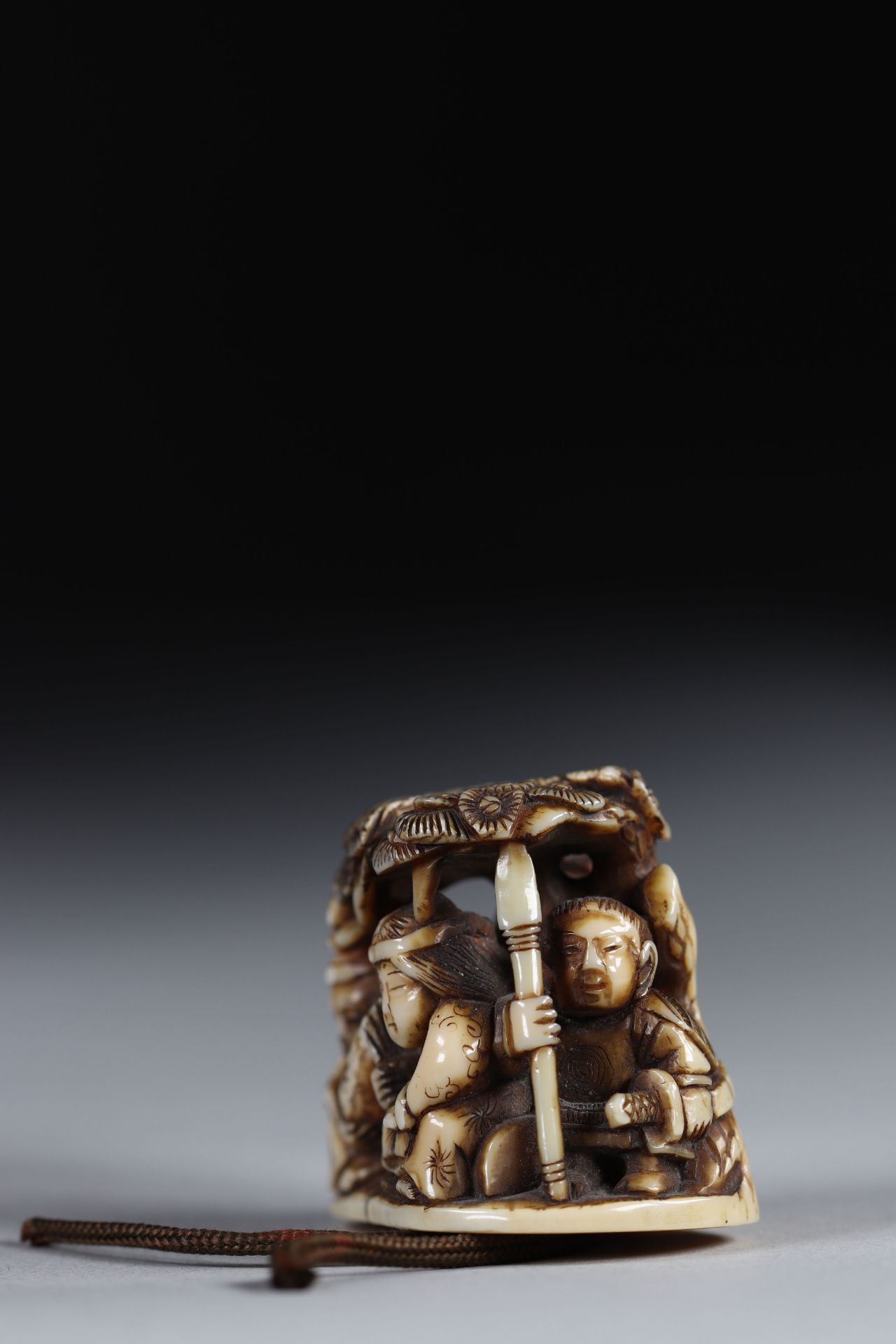 Netsuke carved - figures under a tree. Japan Meiji 19th century - Image 4 of 5