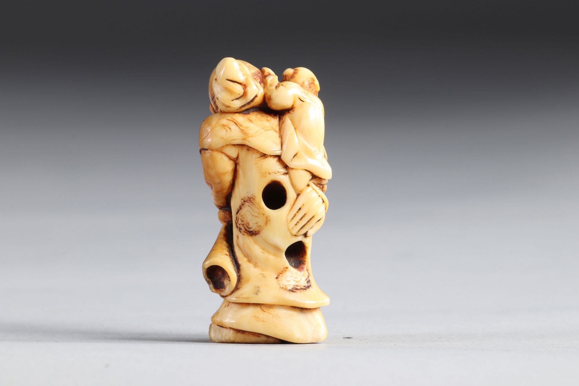 Netsuke carved - a character and children. Japan Edo period - Image 4 of 5