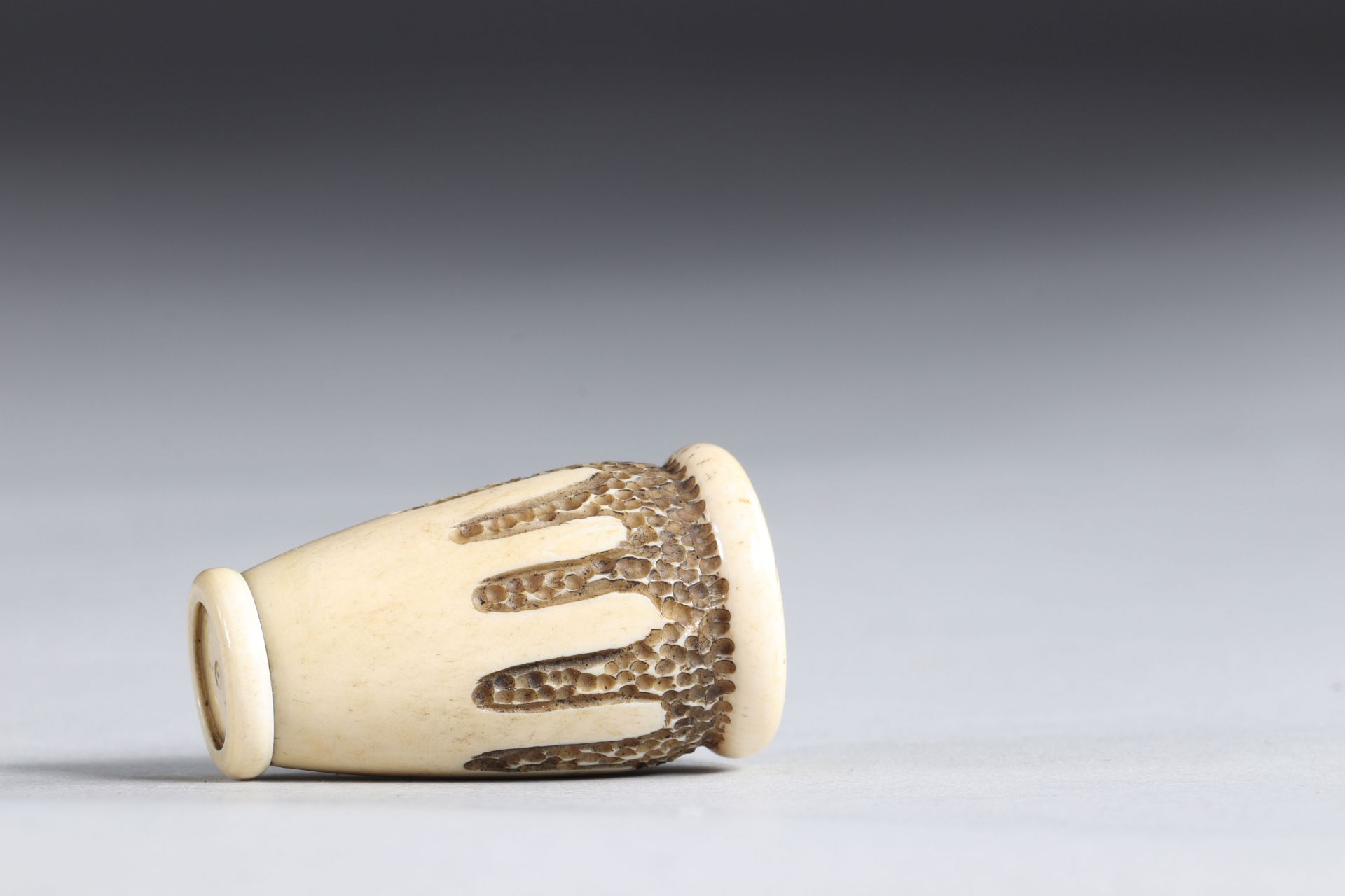 Netsuke carved - a vase with a removable snake. Japan Meiji period 19th signature - Bild 3 aus 5