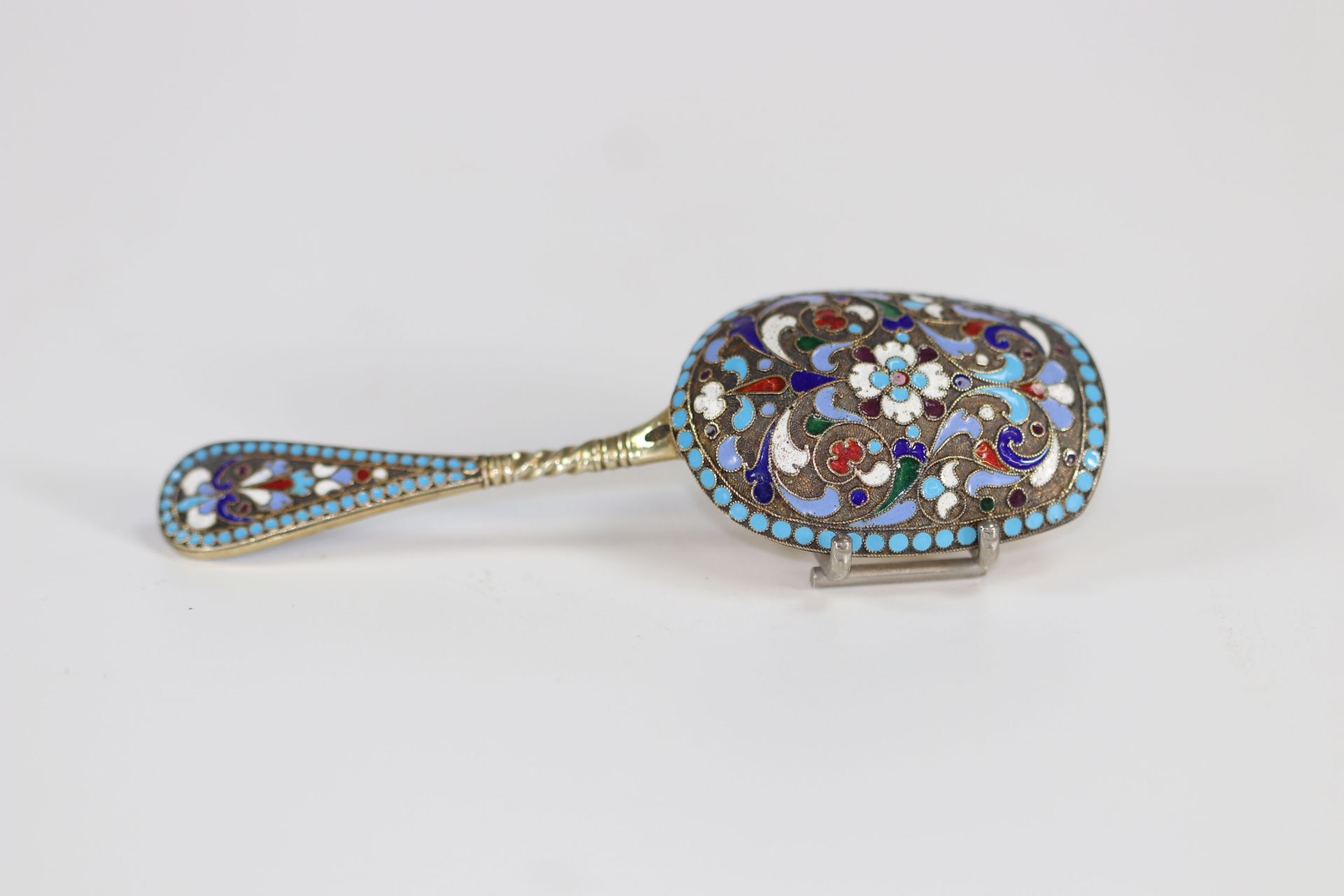 Lot of two enamelled silver tea scoops, Russia late 19th and mid-20th century. - Bild 2 aus 5
