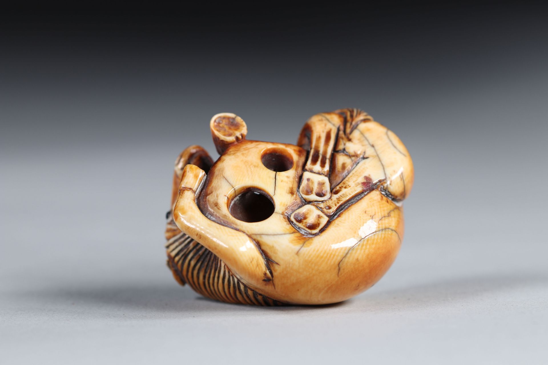 Netsuke carved - a recumbent horse. Japan Edo period - Image 4 of 4