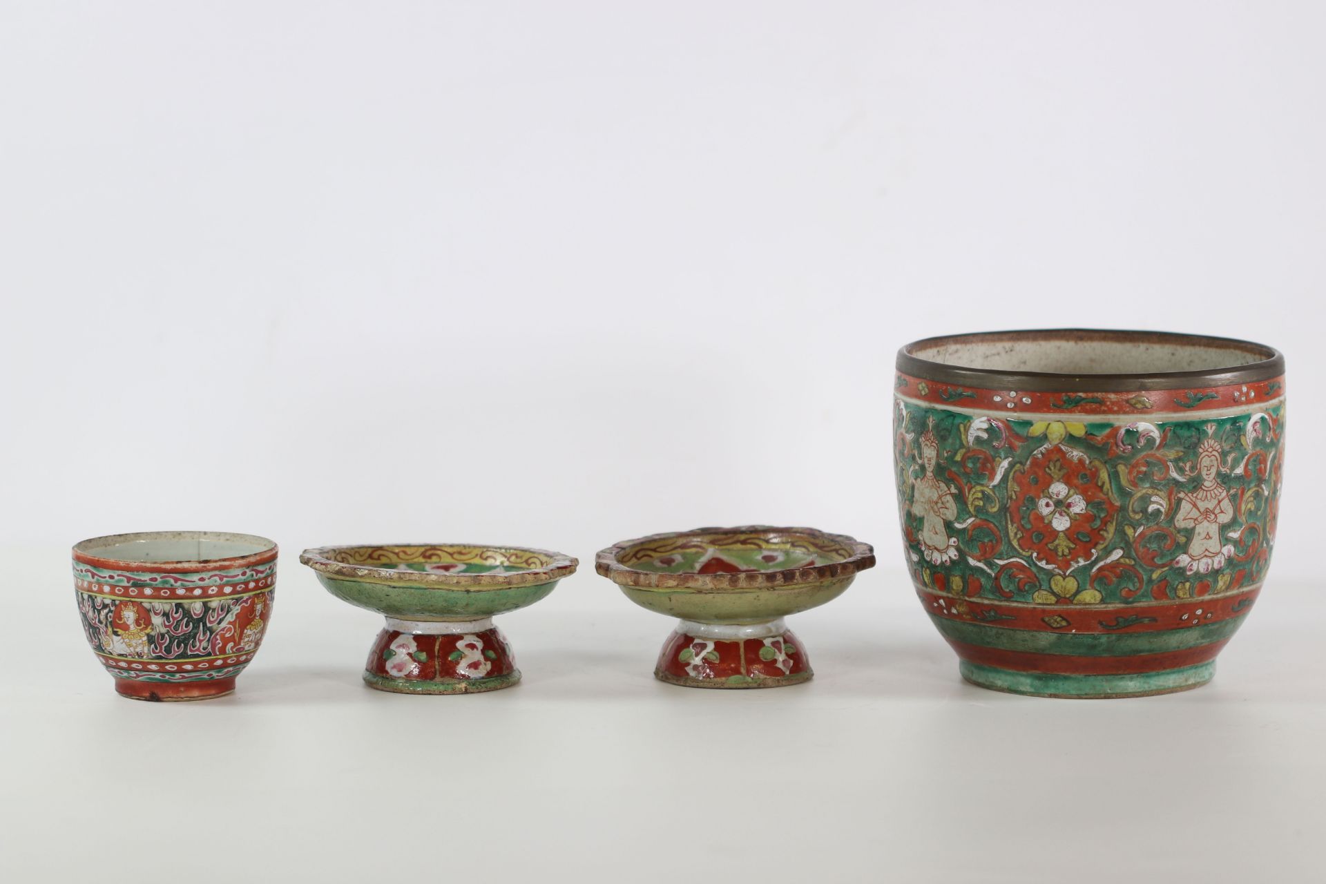 China 2 vases and 2 Tazzas in Chinese Bencharong type porcelain for the thai market,