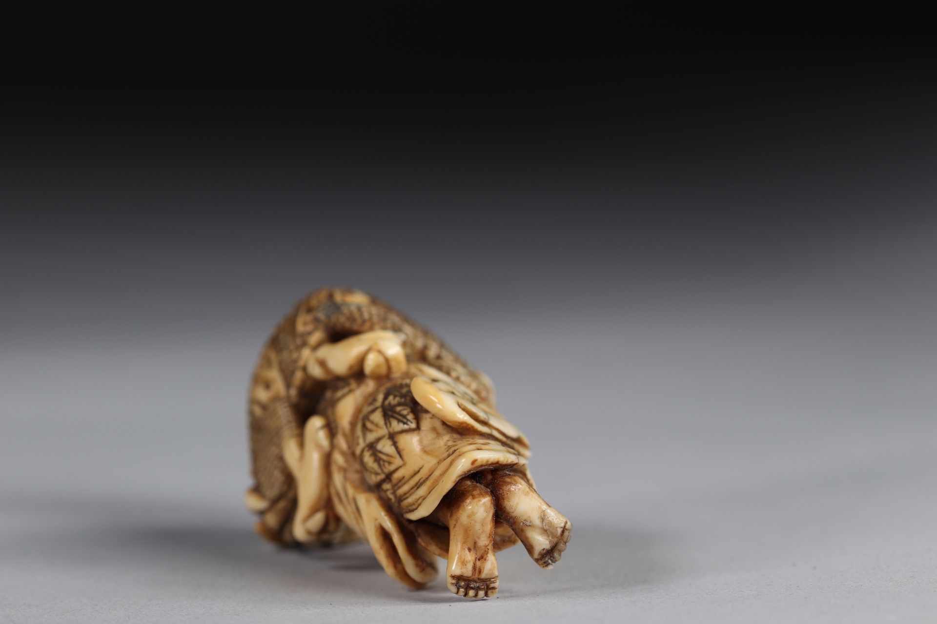 Netsuke / Okimono carved - Gama-Sennin carrying a dragon. Japan Meiji 19th century - Image 5 of 5