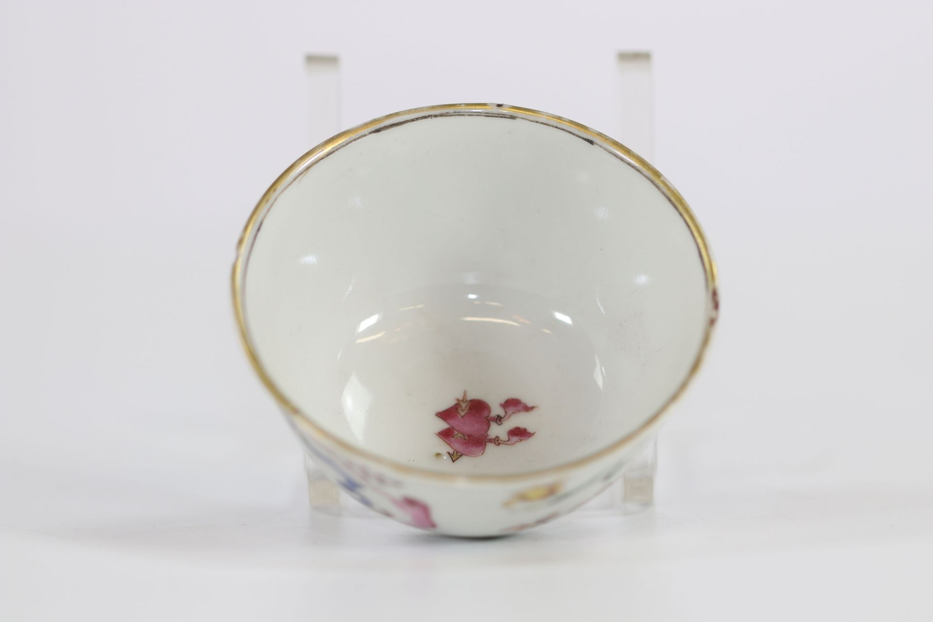 Porcelain bowl of the famille rose viscount coat of arms. 18th century China. Qianlong period. - Image 5 of 6