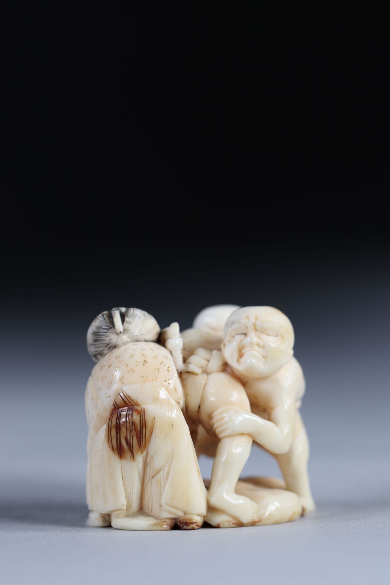 Netsuke carved - a wrestling scene. Japan Meiji period around 1900 - Image 3 of 4