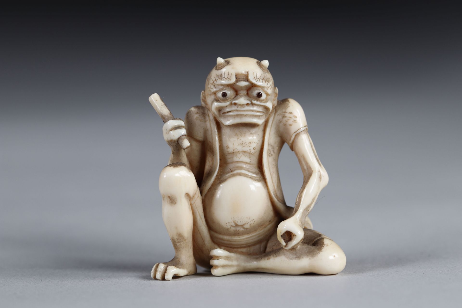 Netsuke carved - a seated Oni. Japan d"bu 20th