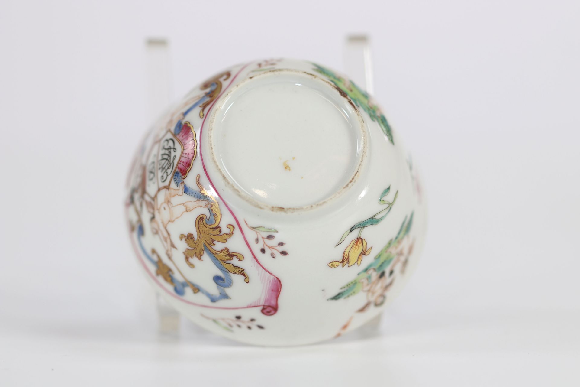 Porcelain bowl of the famille rose viscount coat of arms. 18th century China. Qianlong period. - Image 4 of 6