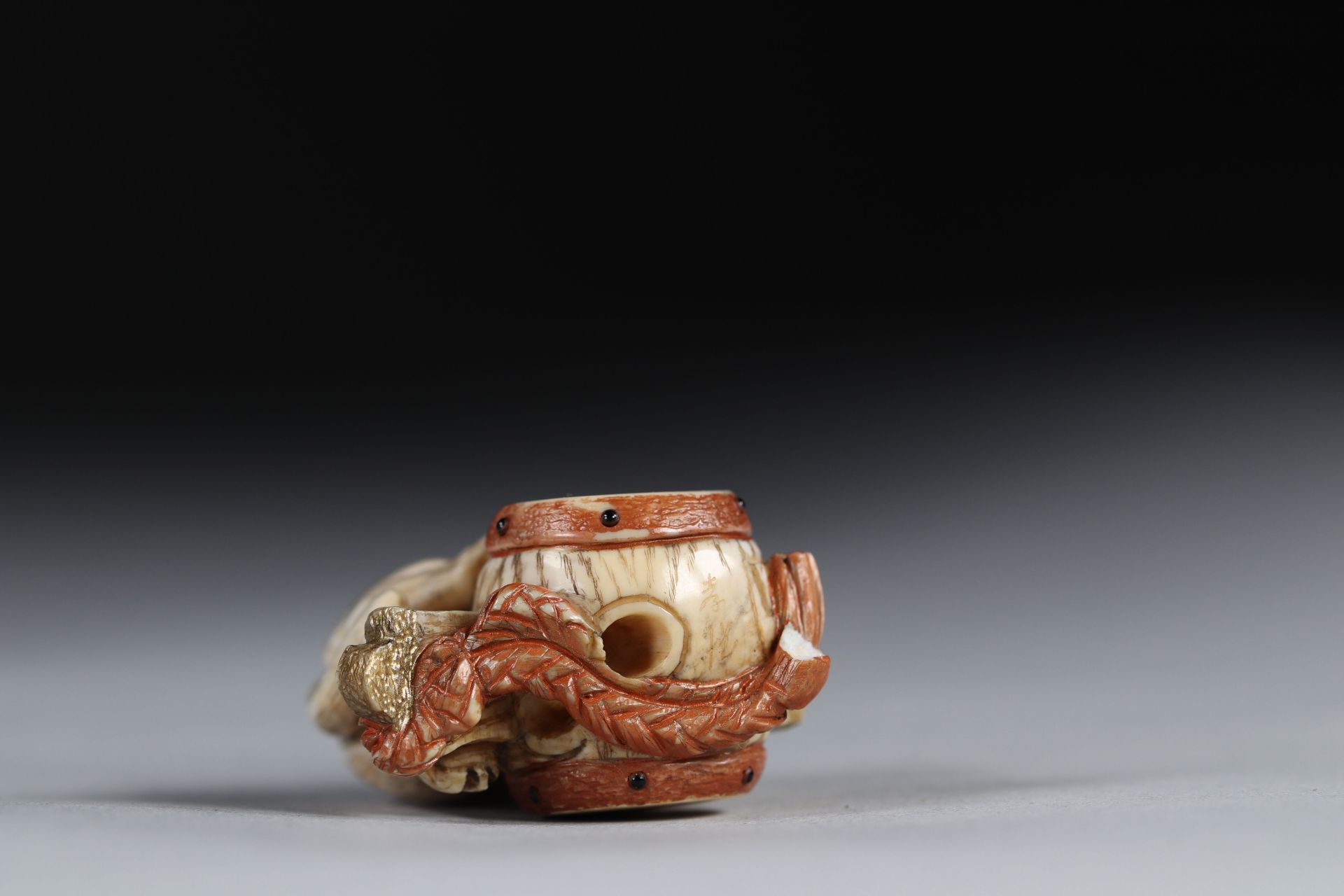 Netsuke carved - a cat on a drum. Japan early 20th century - Image 4 of 4