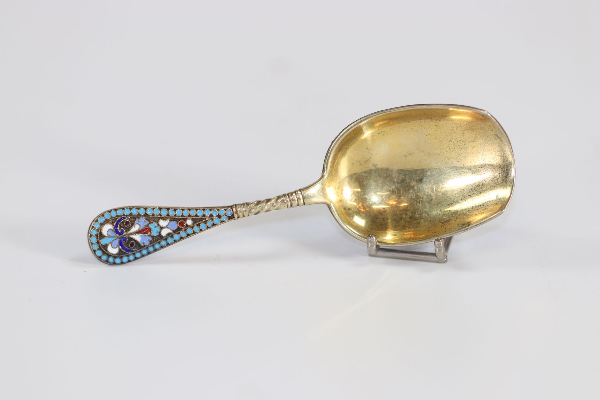 Lot of two enamelled silver tea scoops, Russia late 19th and mid-20th century. - Bild 3 aus 5