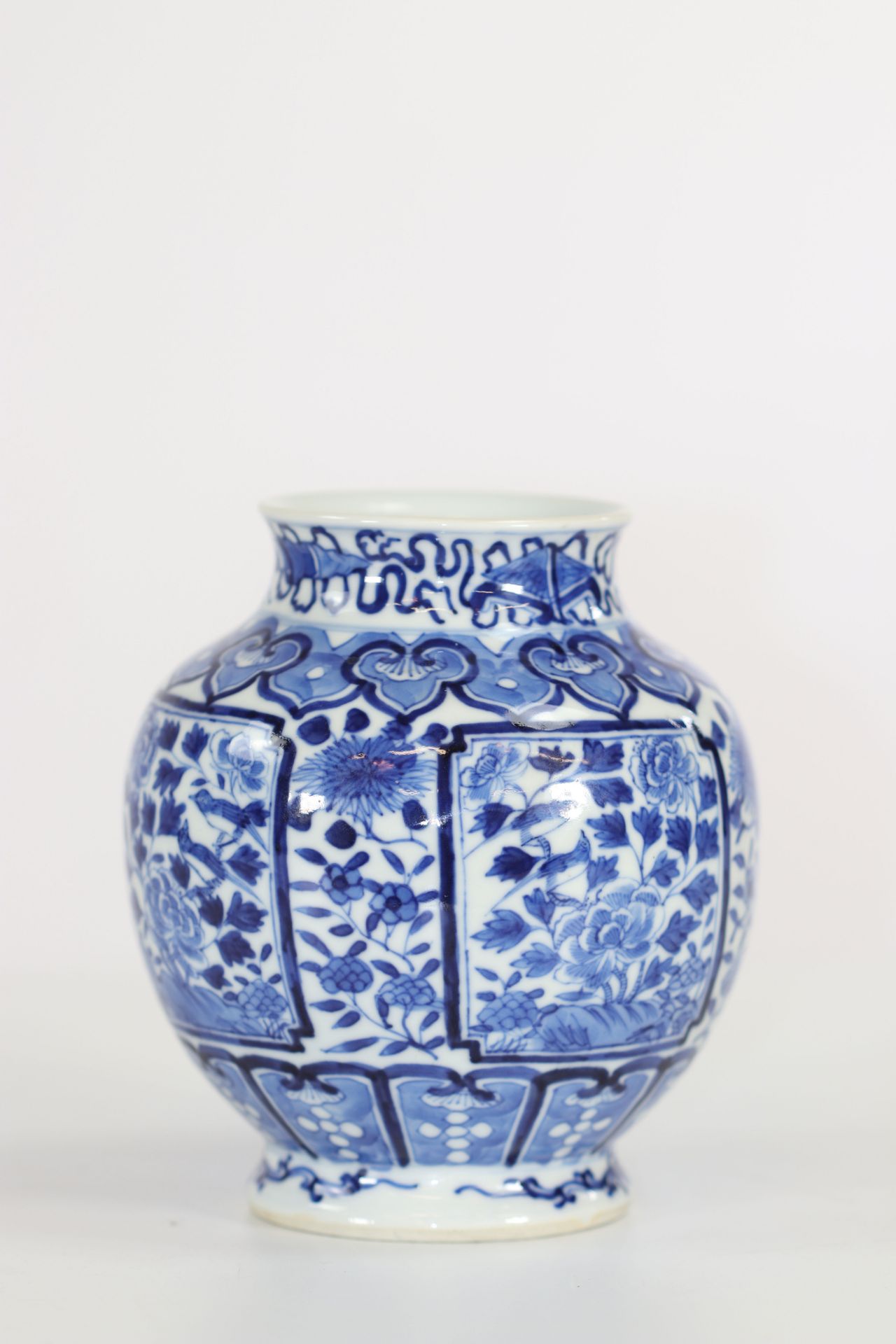 China blanc-bleu porcelain vase vegetable decor Qing dynasty 4 character mark - Image 3 of 4
