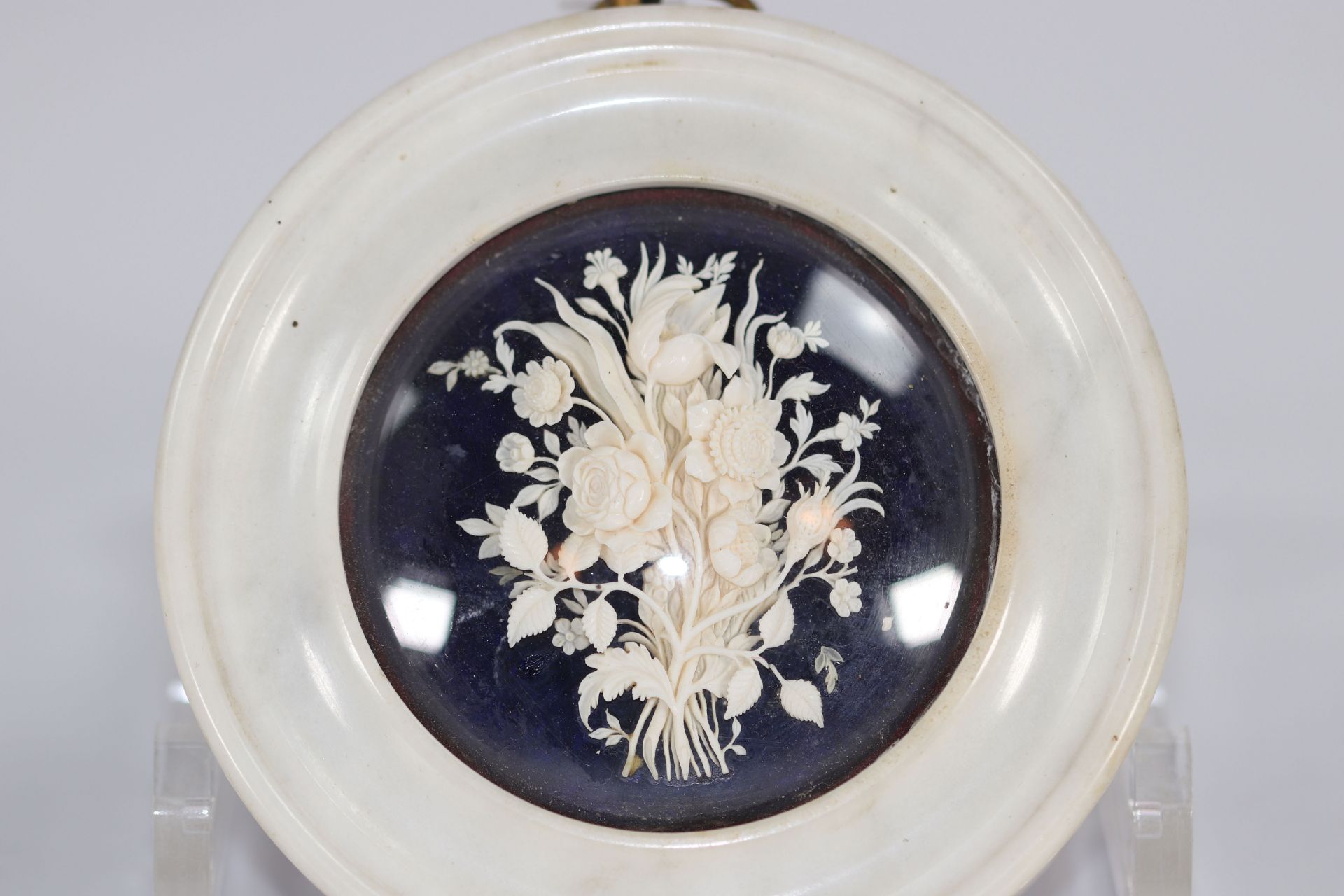 Dieppe, marble medallion and ivory flowers. France late 19th century - Image 2 of 2