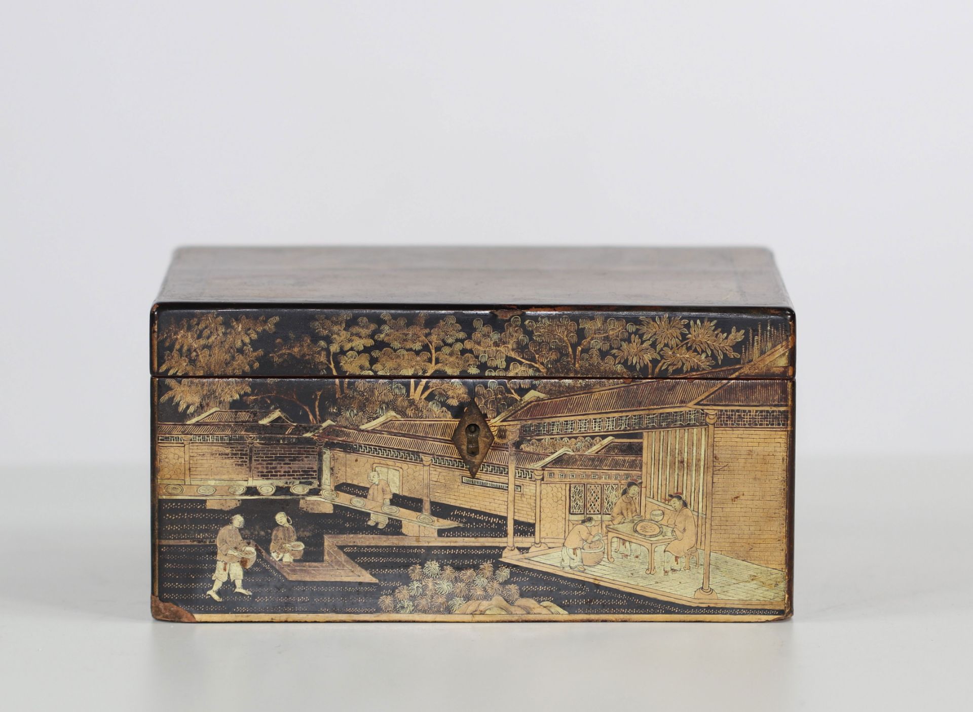 Chinese lacquer and gold box, 19th century China