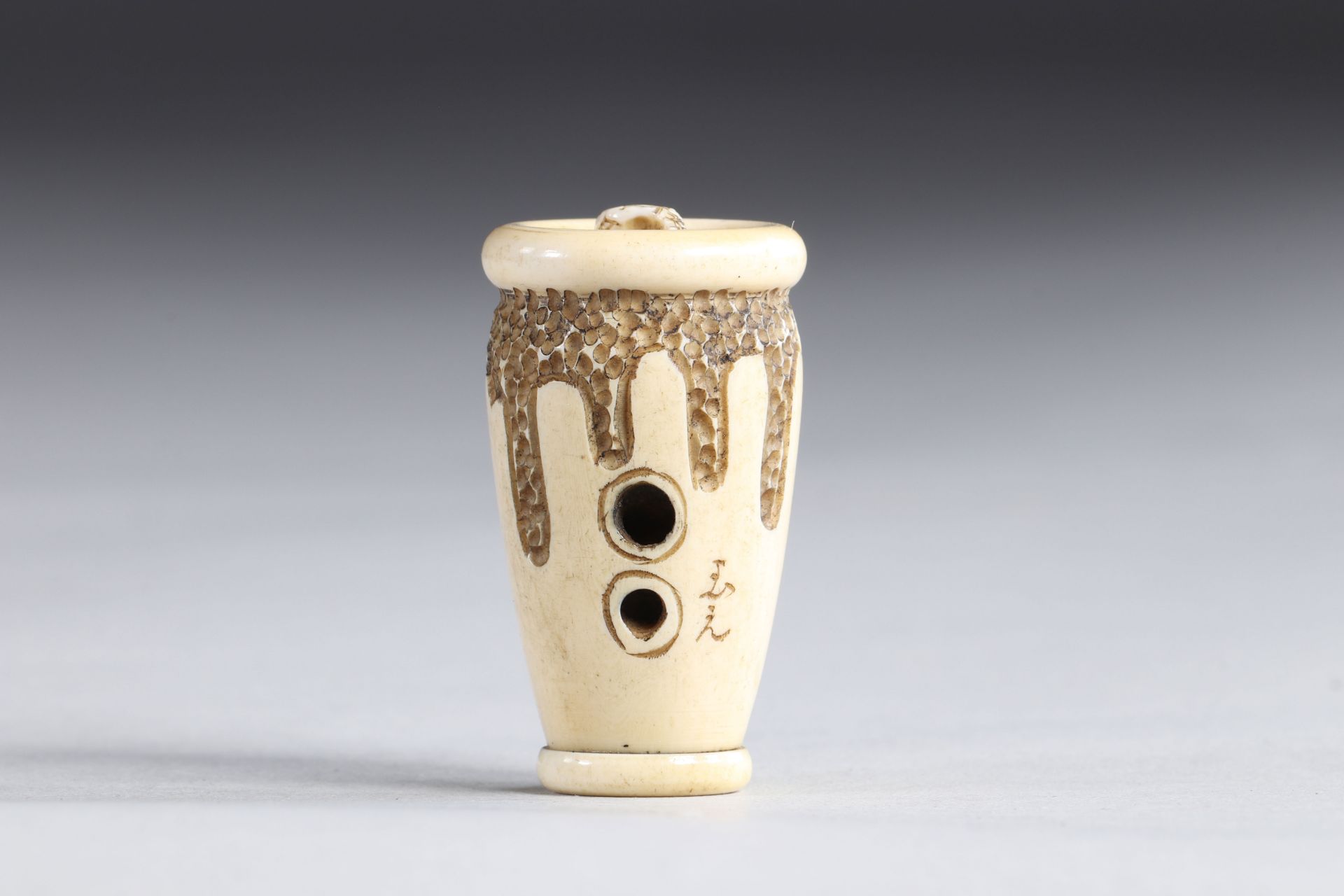 Netsuke carved - a vase with a removable snake. Japan Meiji period 19th signature - Bild 4 aus 5