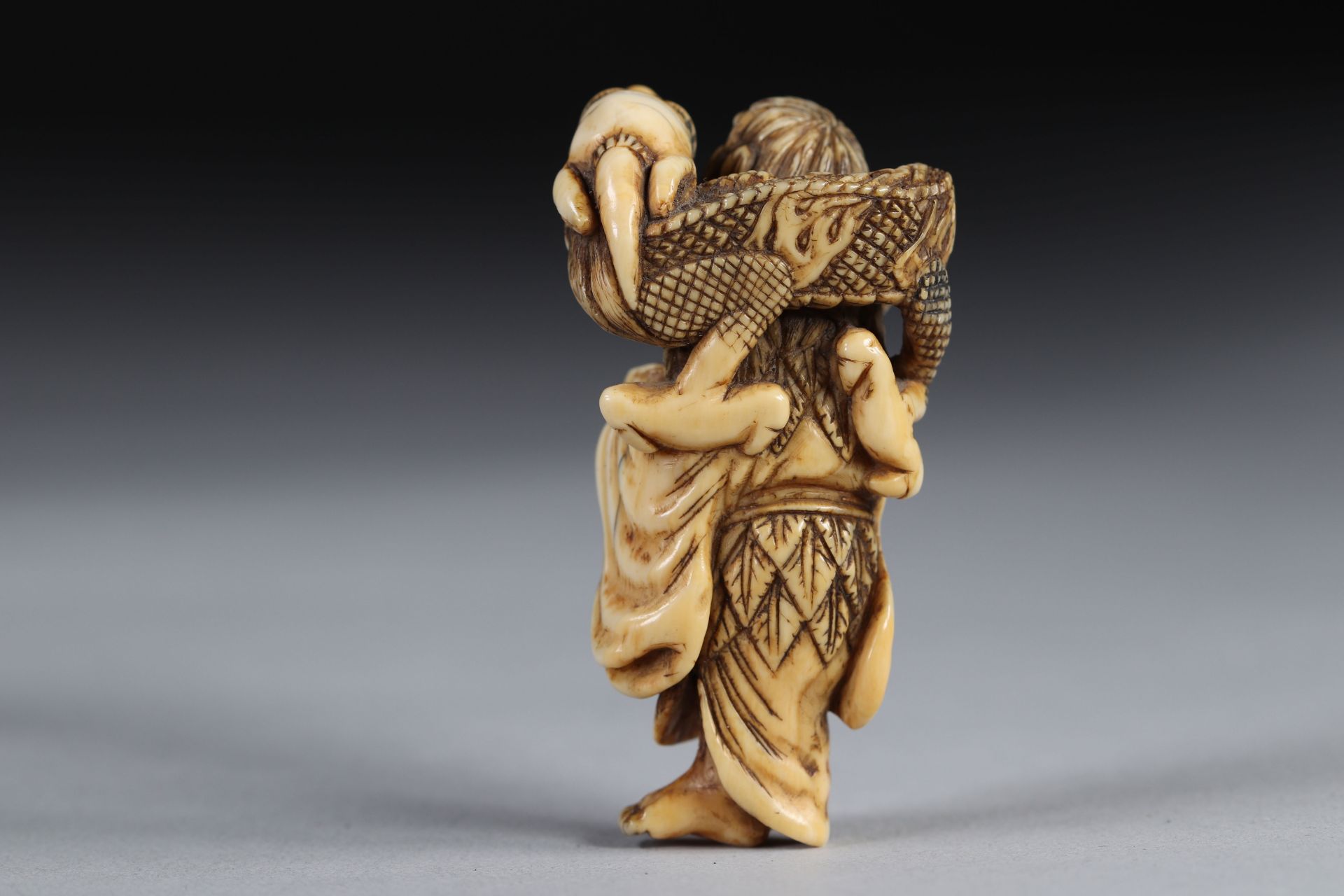 Netsuke / Okimono carved - Gama-Sennin carrying a dragon. Japan Meiji 19th century - Image 4 of 5