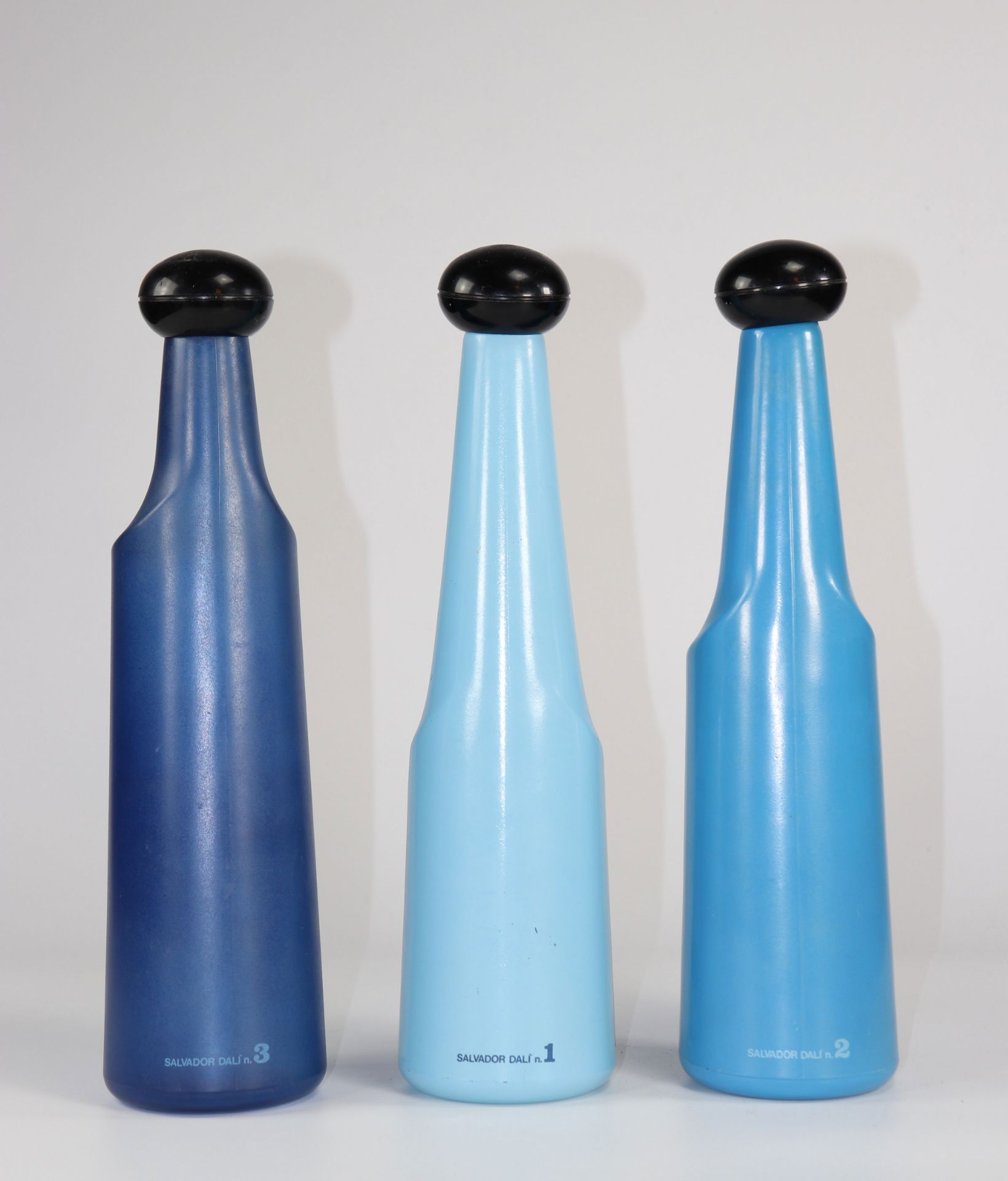 Salvador Dali"Botellas de vino" 1970-1972 Suite of three glass bottles each decorated with a differe - Bild 2 aus 3