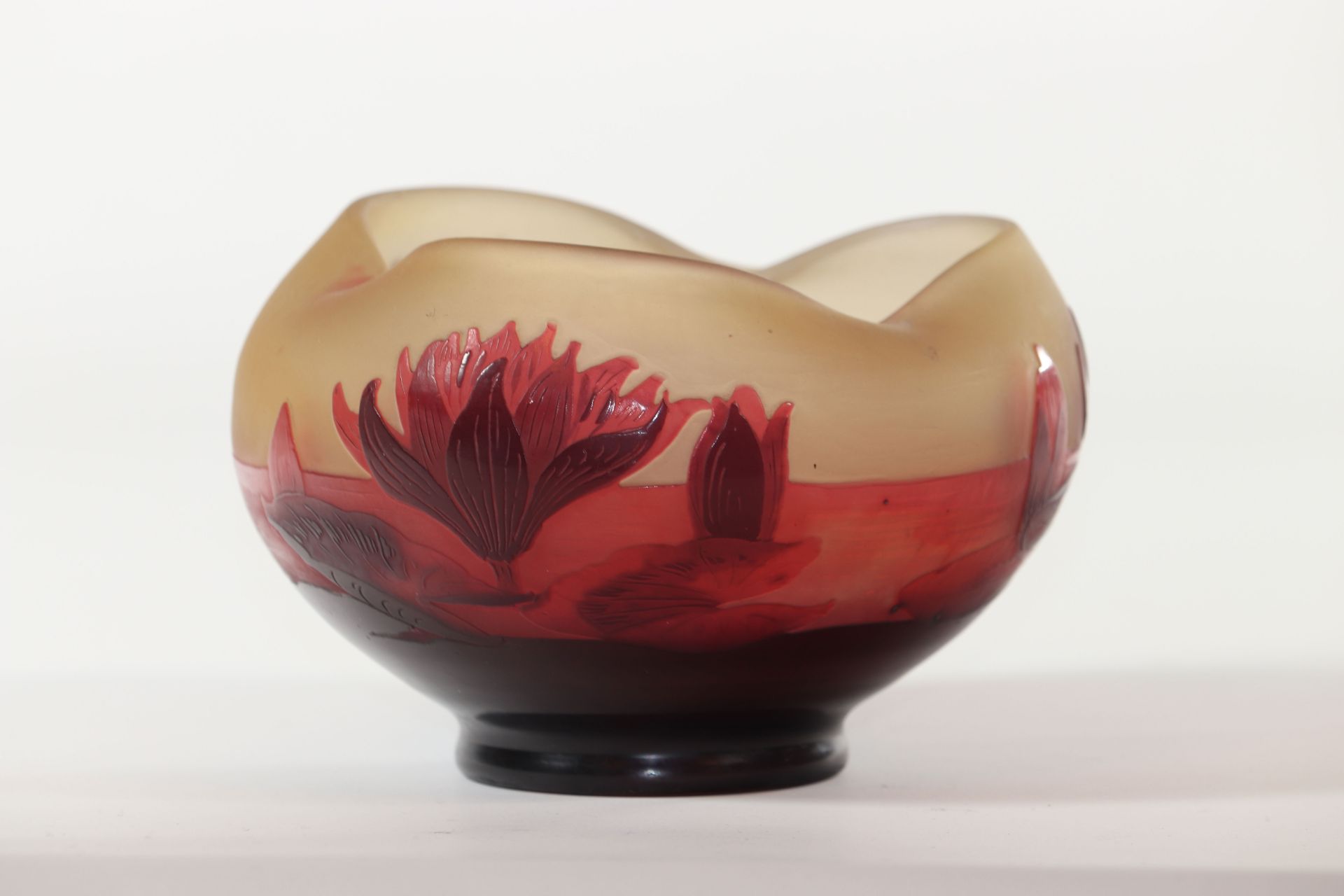 D'Argentale acid-free vase decorated with water lilies - Image 2 of 4