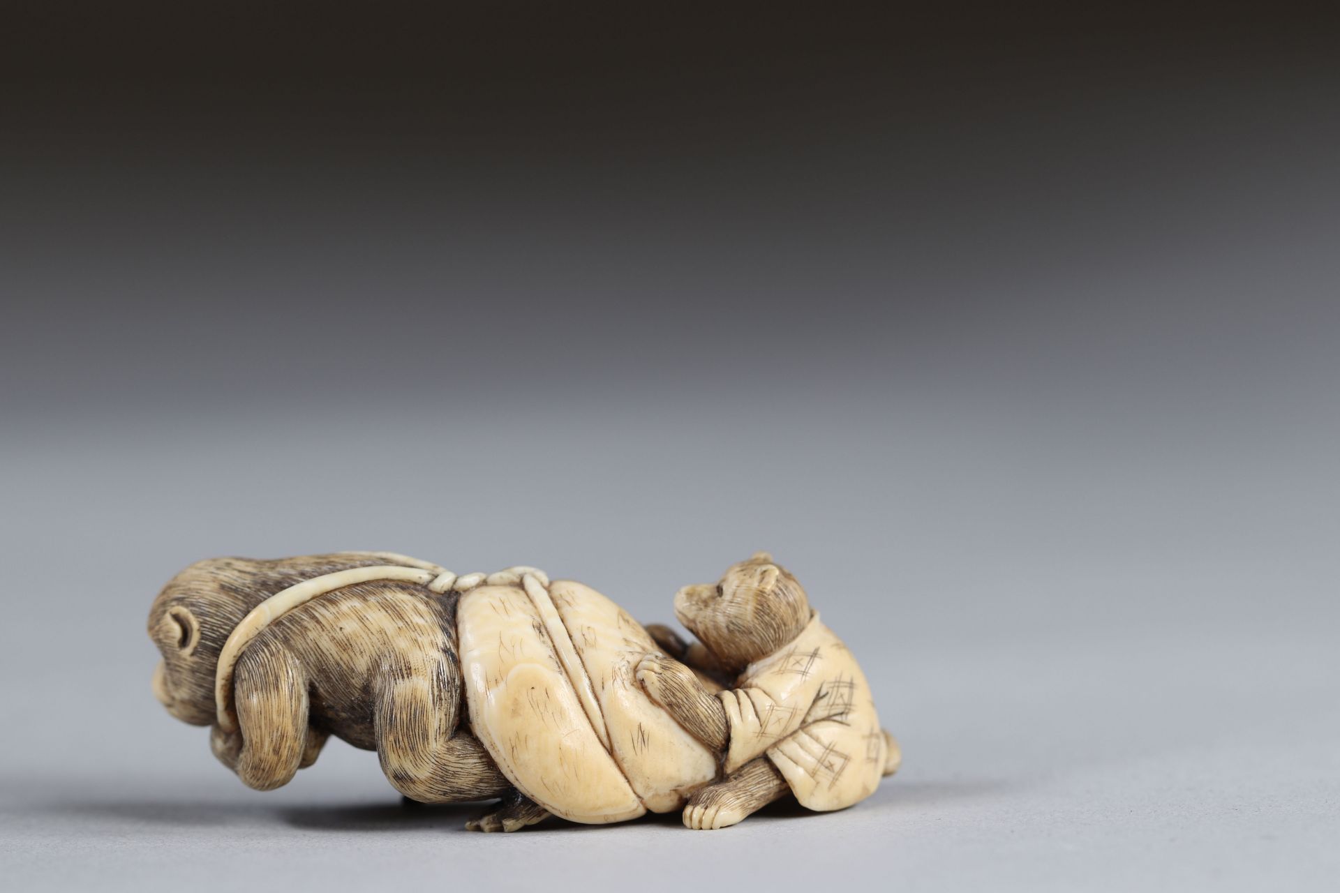 Netsuke carved - a monkey pulling a bag and a teddy bear. Japan Meiji period around 1900 - Image 3 of 4