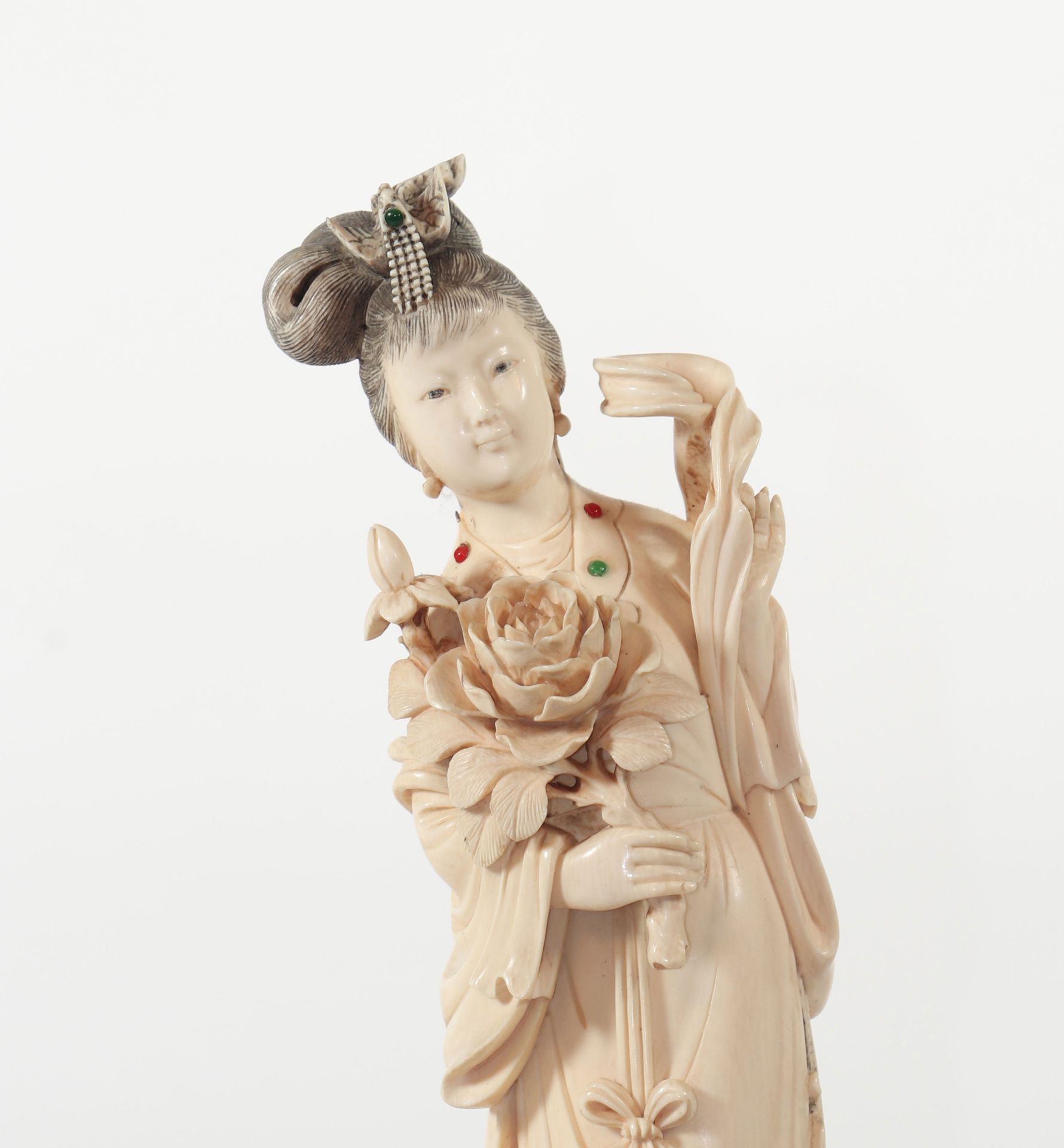 China sculpture of a young woman with an inlay flower - Image 2 of 4