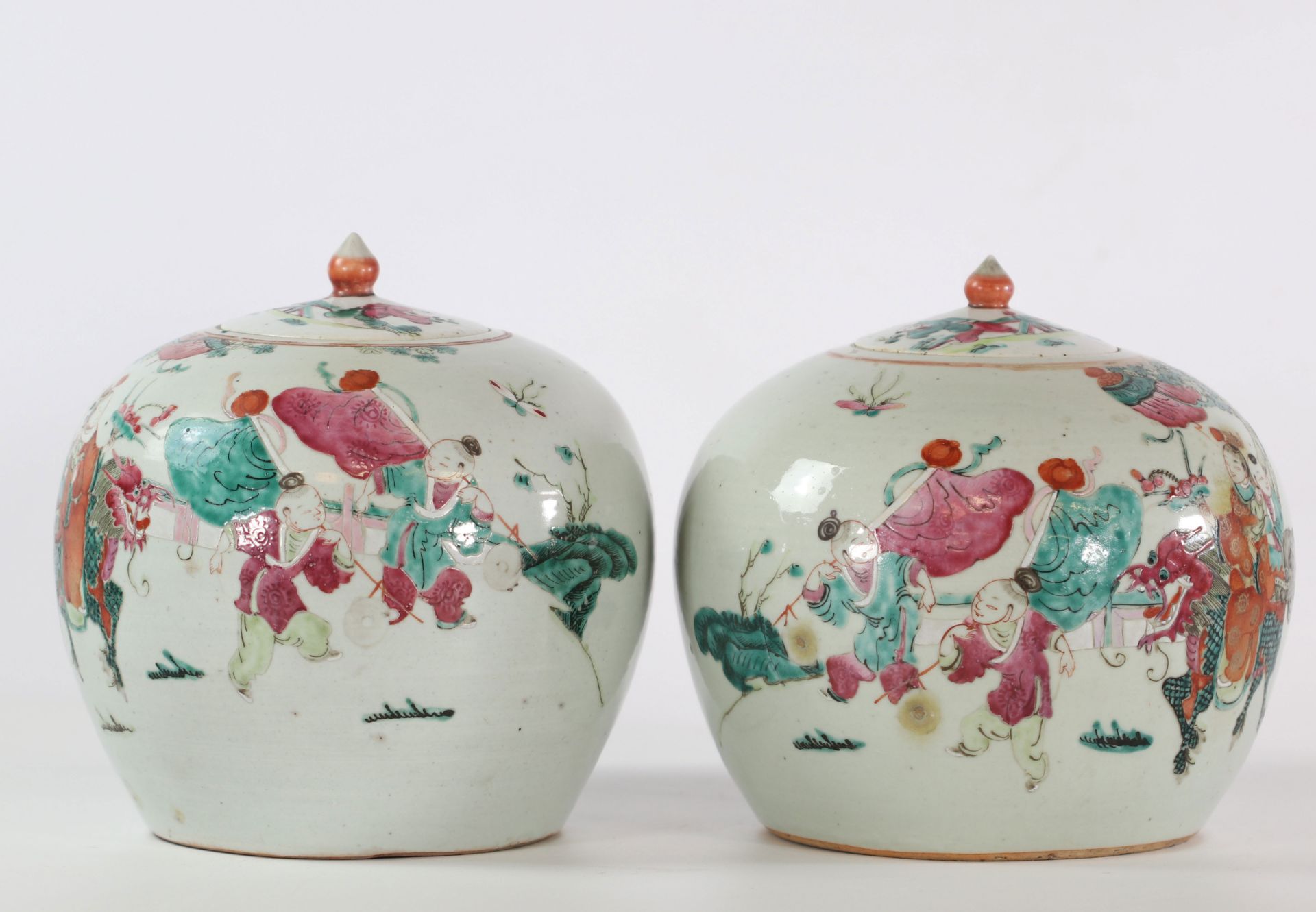 China pair of famille rose covered porcelain vase decorated with characters and dragons 19th - Image 2 of 5