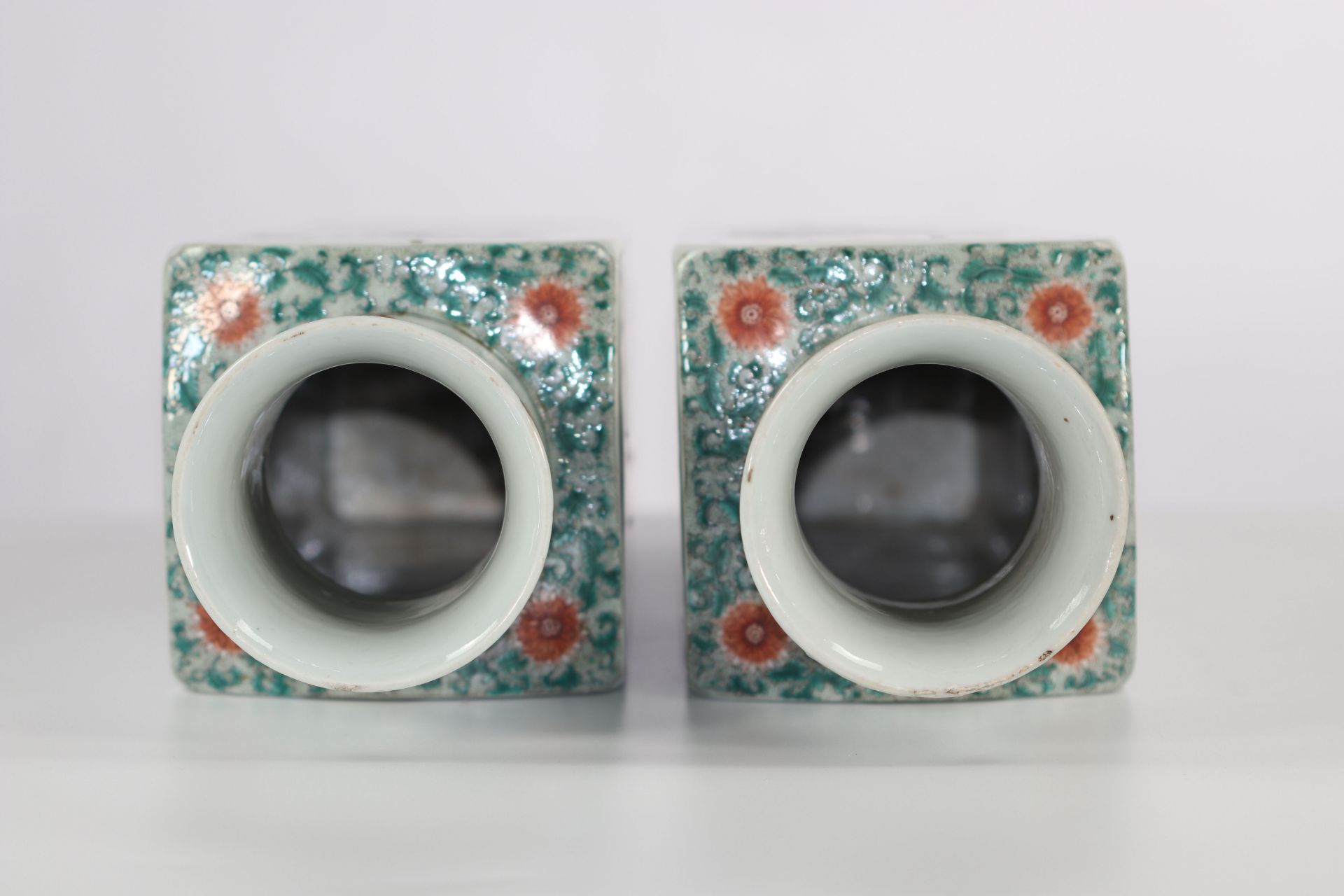 Pair of quadrangular porcelain vases, Wu Shang Pu decor, 19th century China. - Image 6 of 6