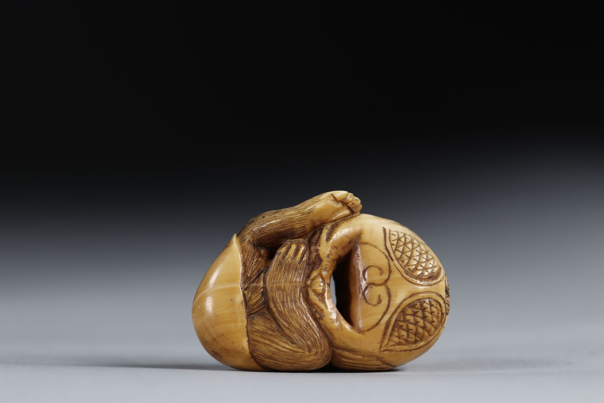 Netsuke carved - a musician monkey. Japan Meiji period around 1900 - Image 3 of 3