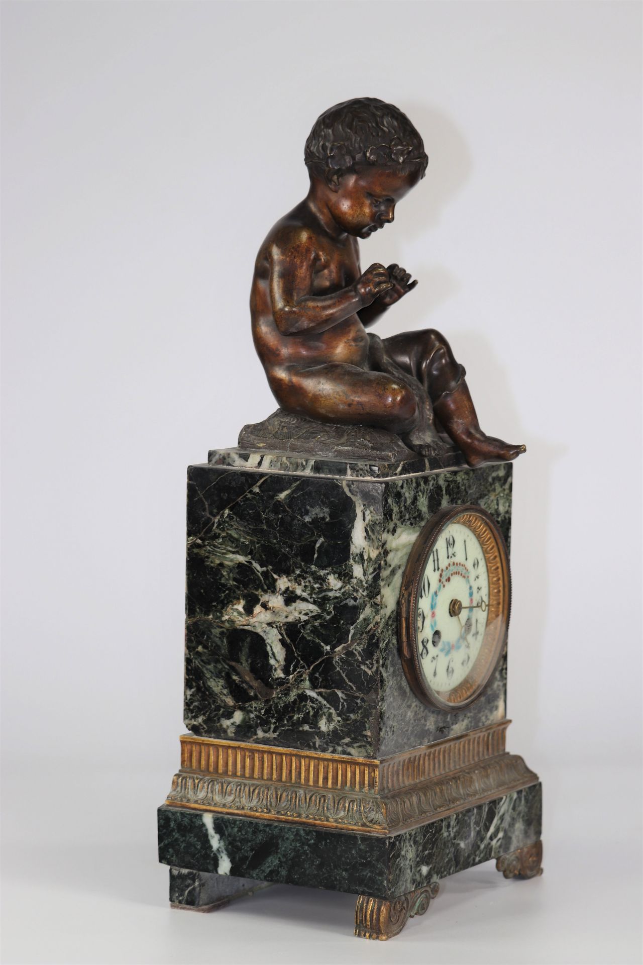 Marble clock surmounted by a bronze child - Image 2 of 3