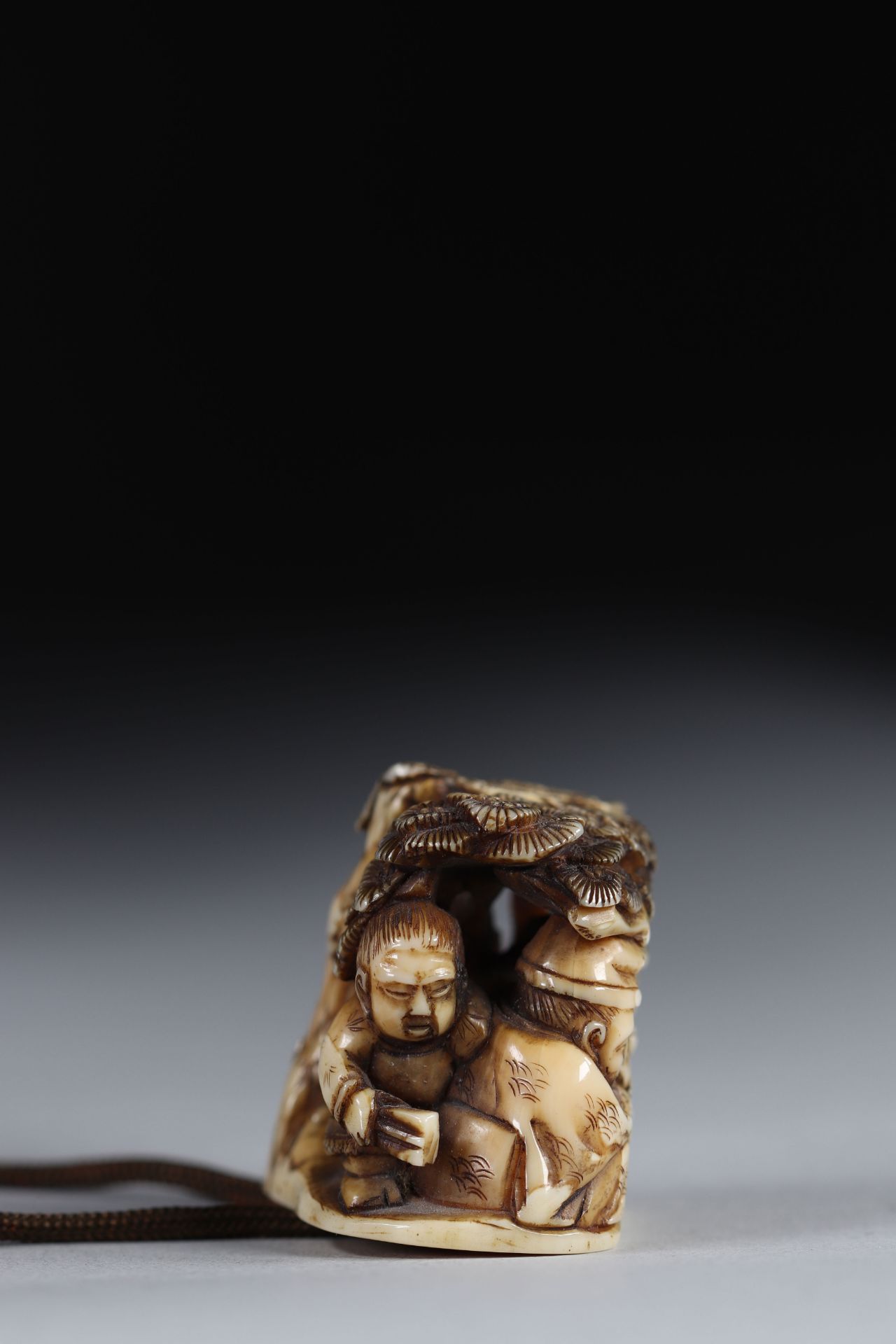 Netsuke carved - figures under a tree. Japan Meiji 19th century - Image 2 of 5