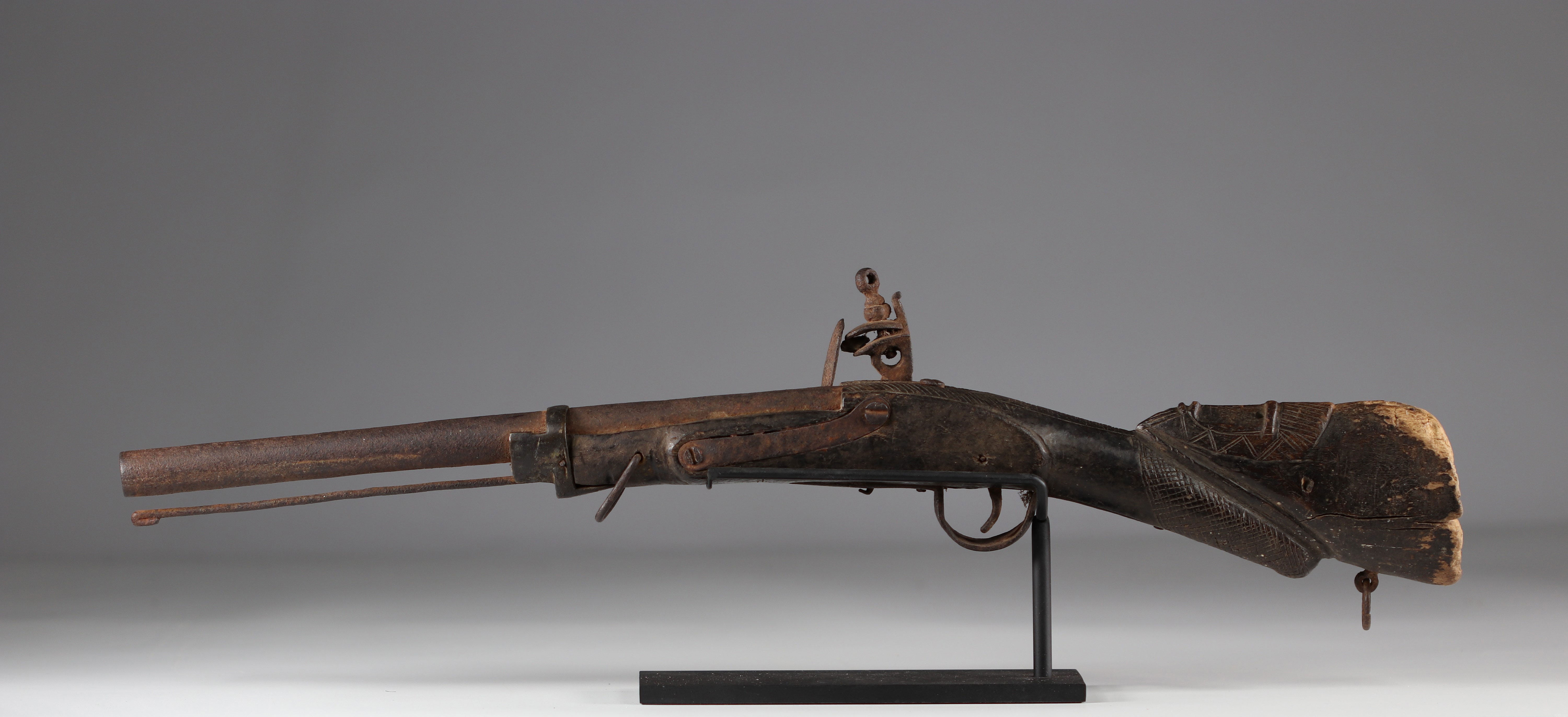 Old European flintlock rifle, decorated with a face on the butt - Bambara / Marka, Mali. 19th centur - Image 2 of 3