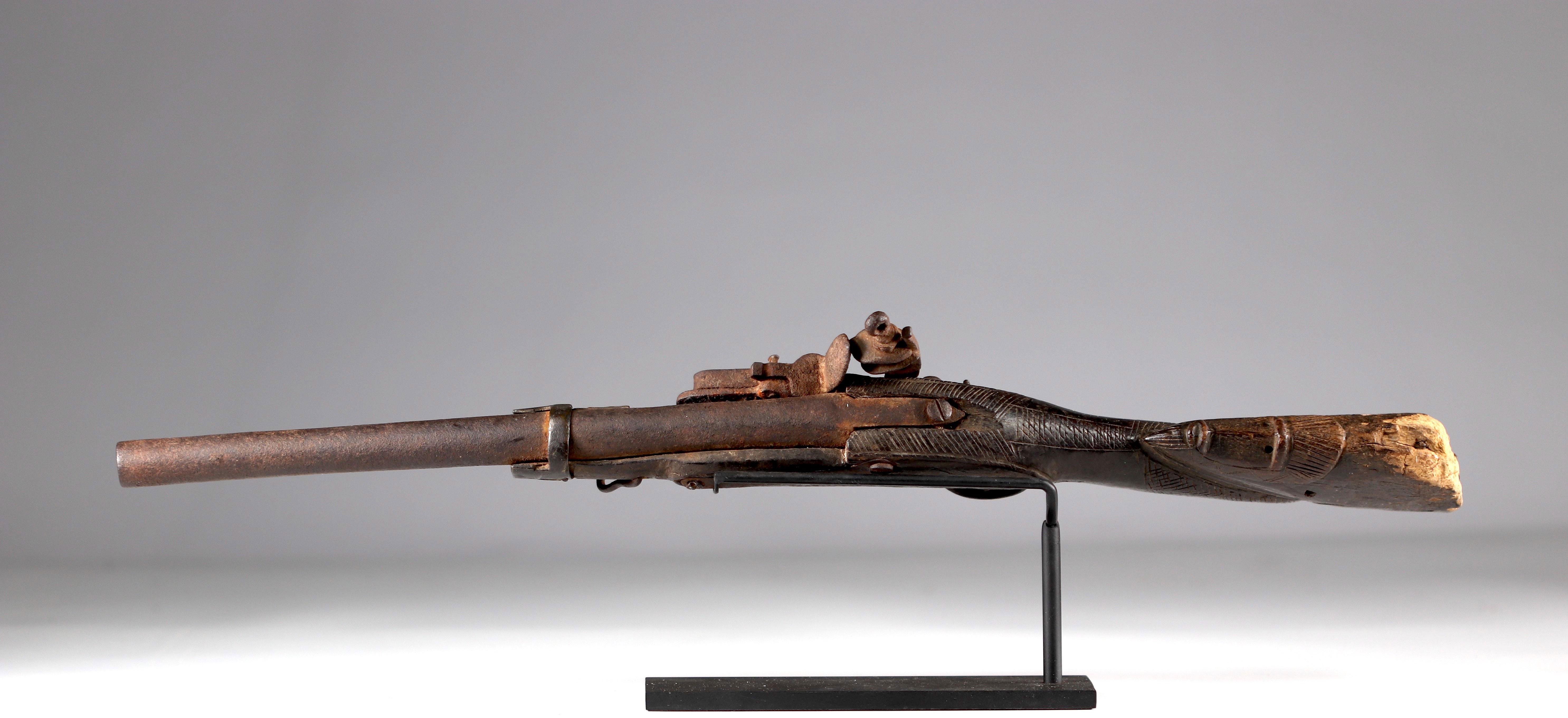 Old European flintlock rifle, decorated with a face on the butt - Bambara / Marka, Mali. 19th centur - Image 3 of 3